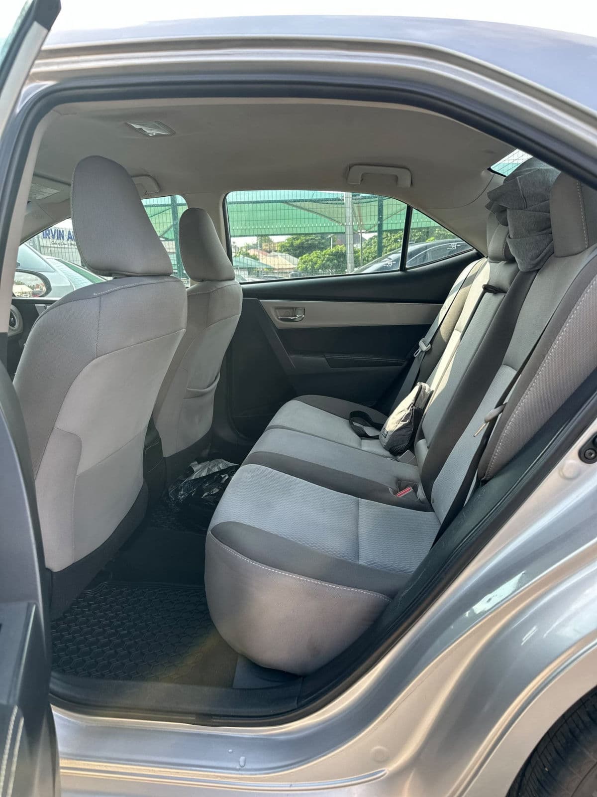 2017 Toyota Corolla Sedan — photo 7 of 11