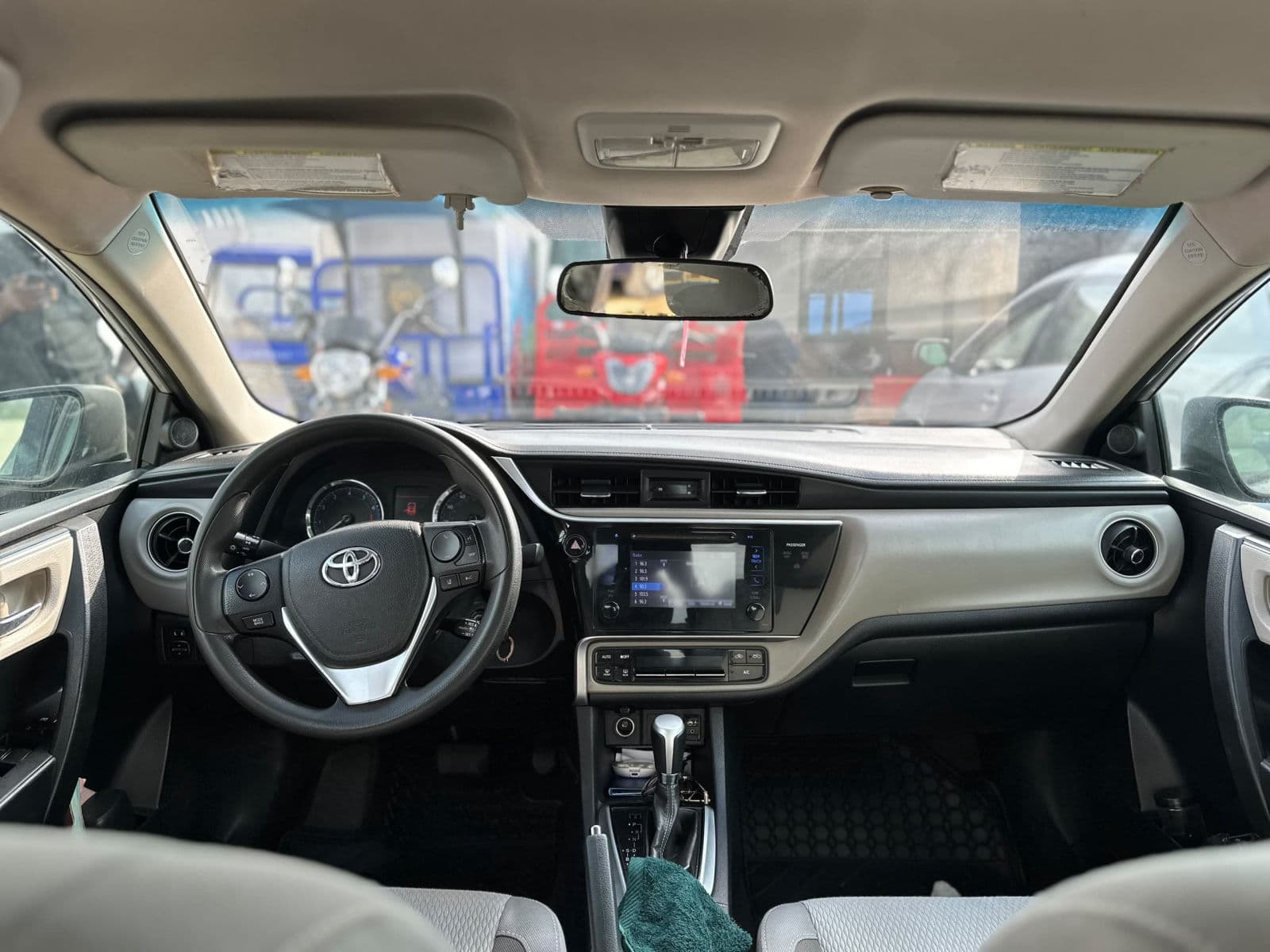 2017 Toyota Corolla Sedan — photo 8 of 11
