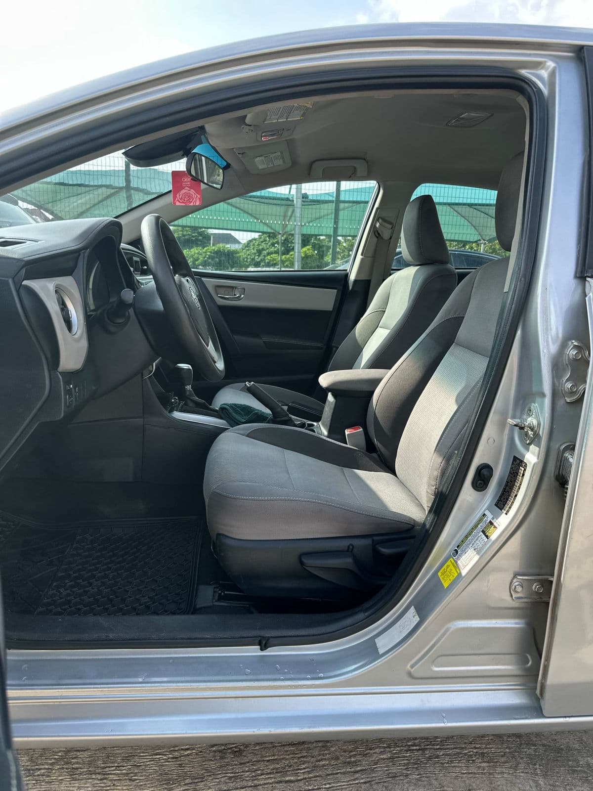 2017 Toyota Corolla Sedan — photo 10 of 11
