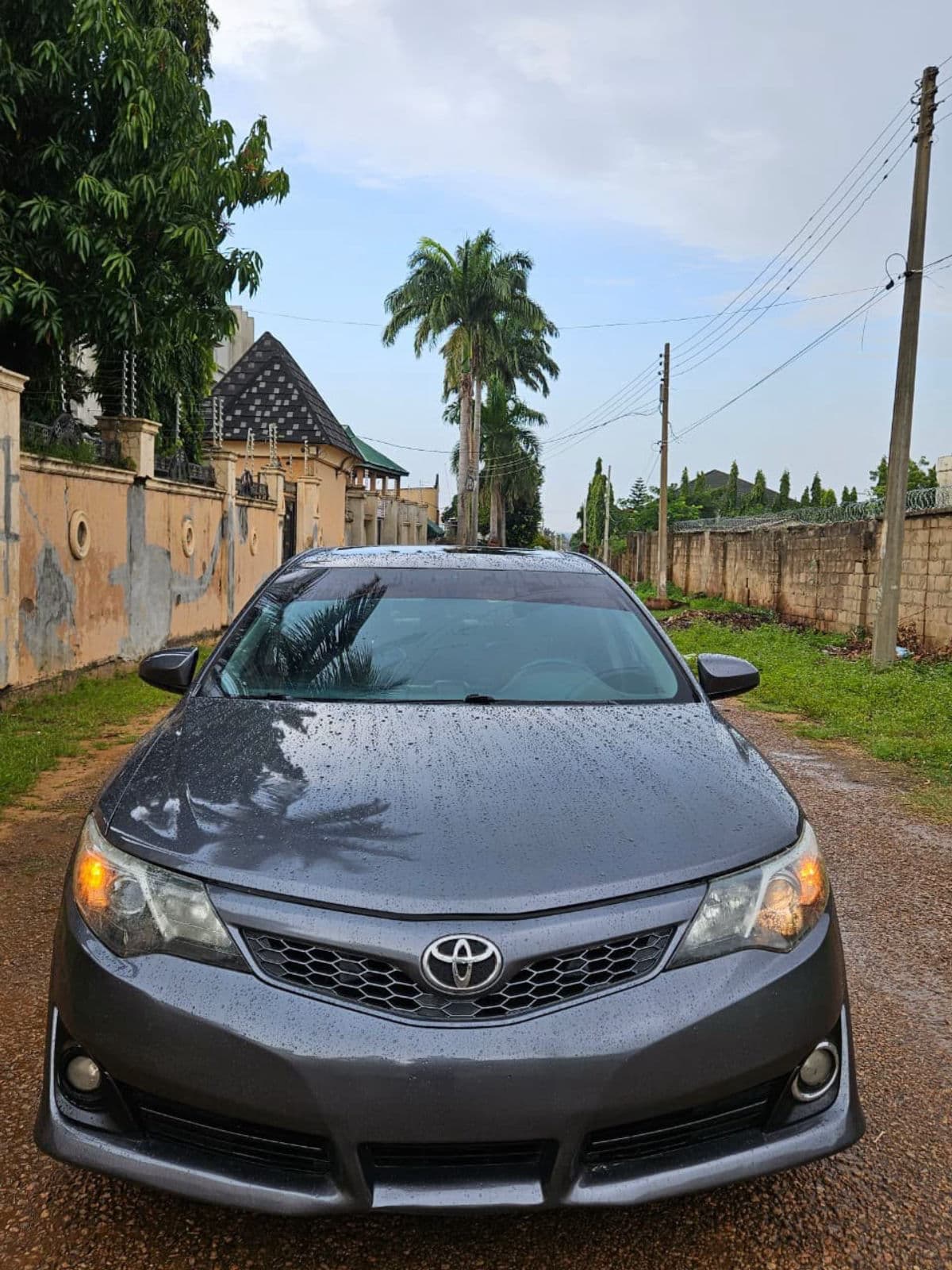 2013 Toyota Camry Sedan — photo 2 of 7
