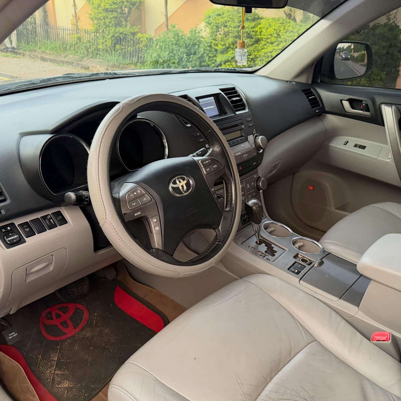 2010 Toyota Highlander SUV — photo 5 of 11