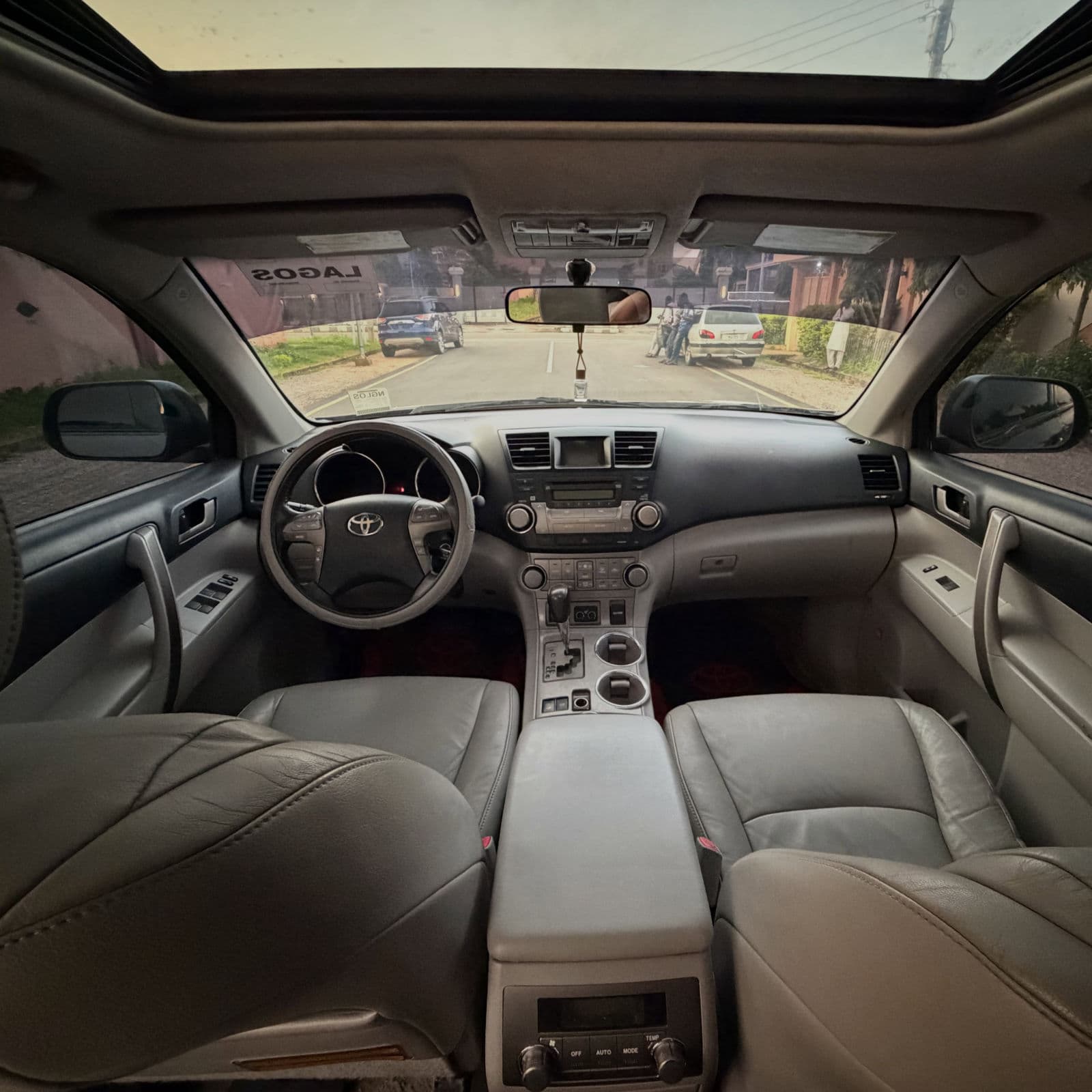 2010 Toyota Highlander SUV — photo 6 of 11