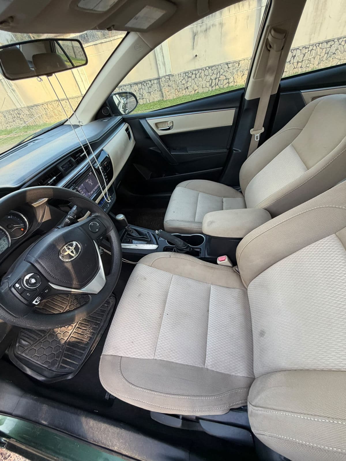 2016 Toyota Corolla Sedan — photo 6 of 10