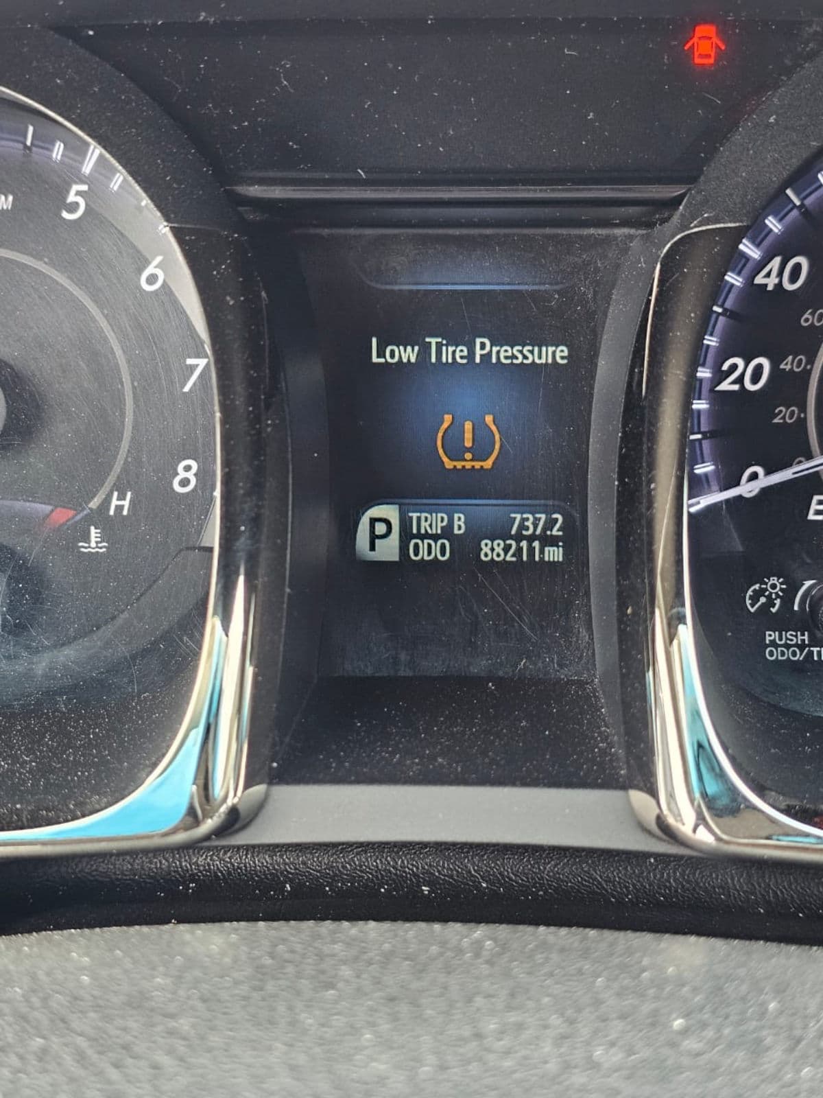 2013 Toyota Avalon Sedan — photo 2 of 8