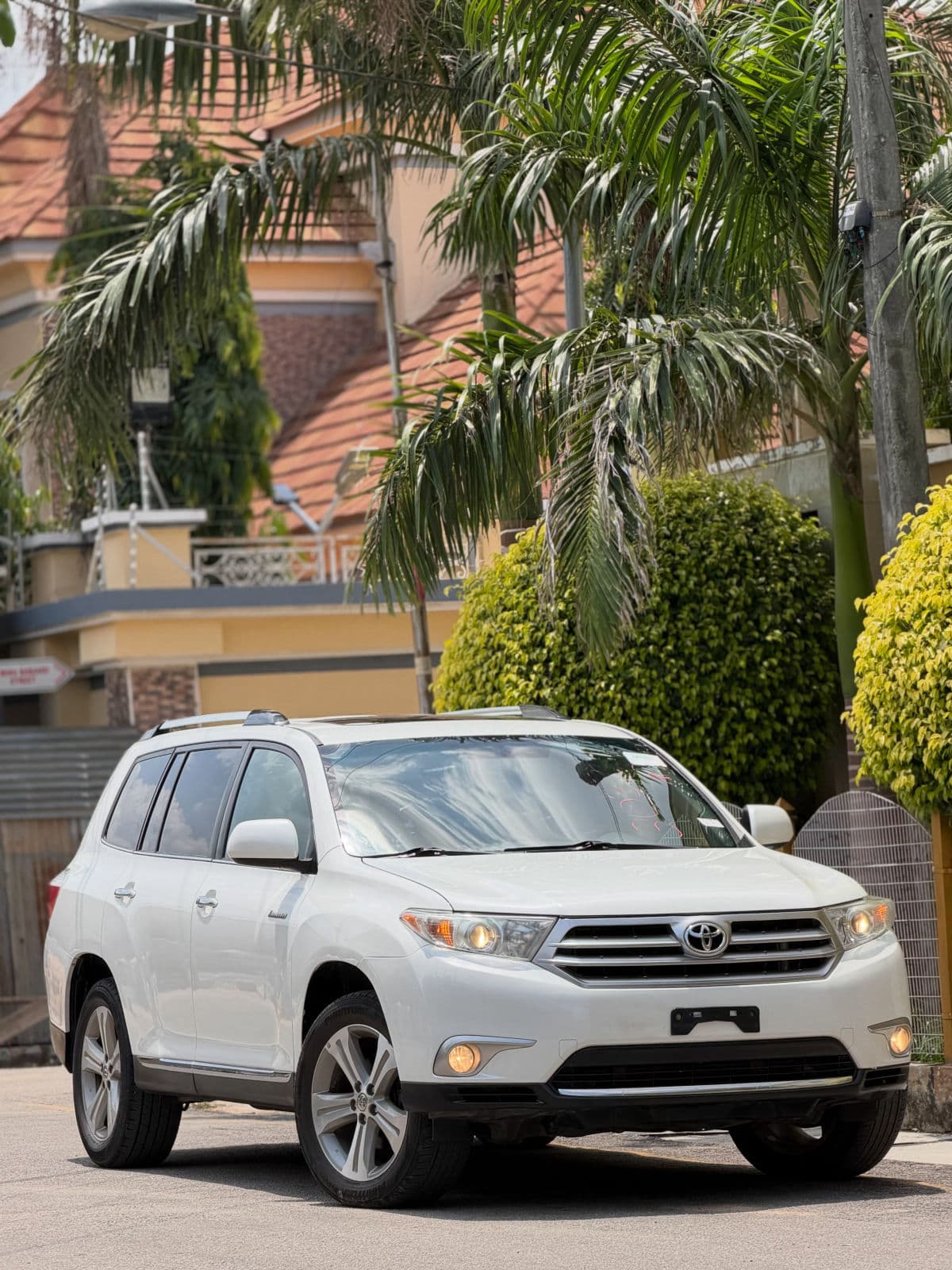 2013 Toyota Highlander SUV — photo 2 of 8