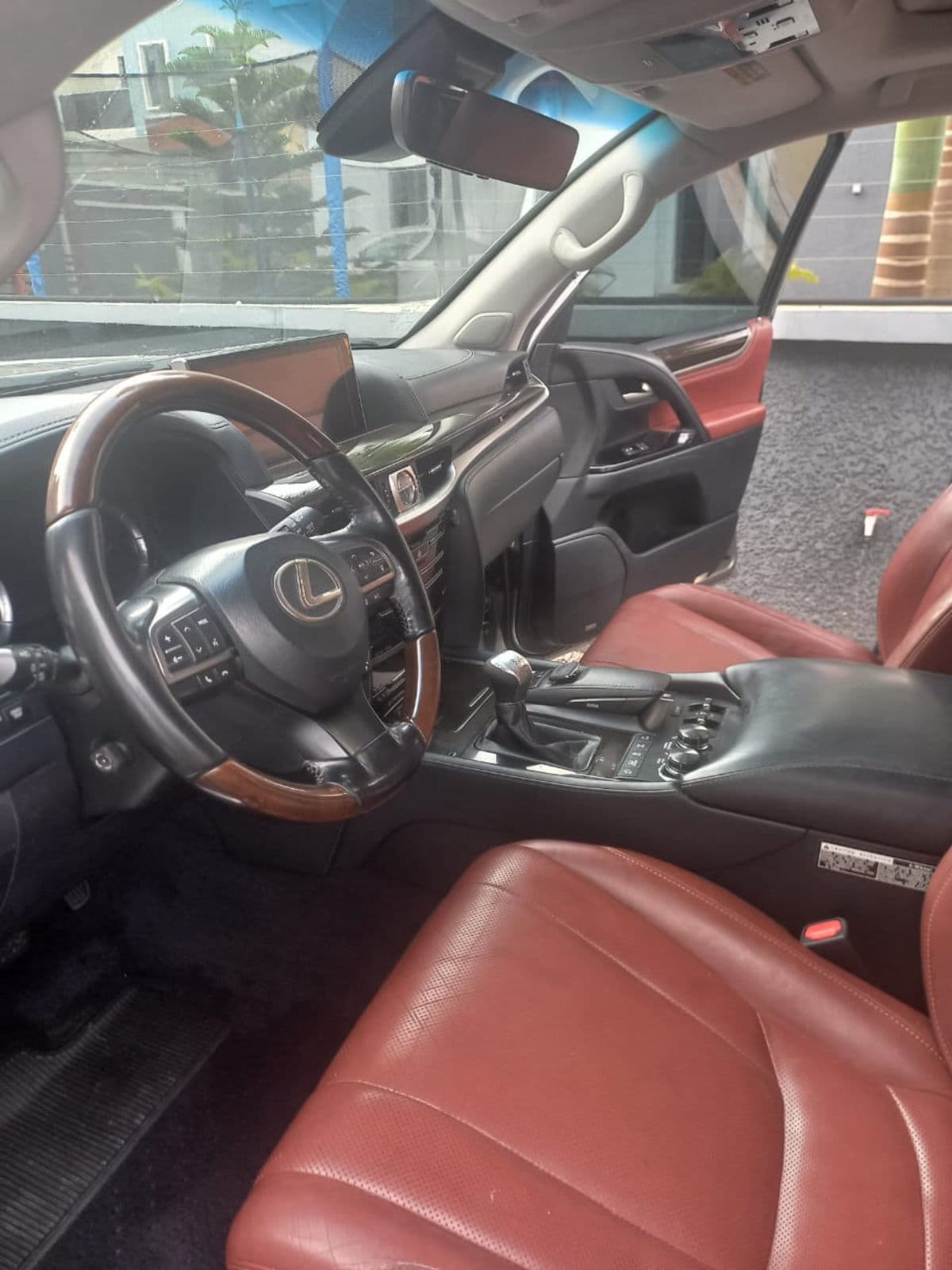 2018 Lexus LX SUV — photo 2 of 11
