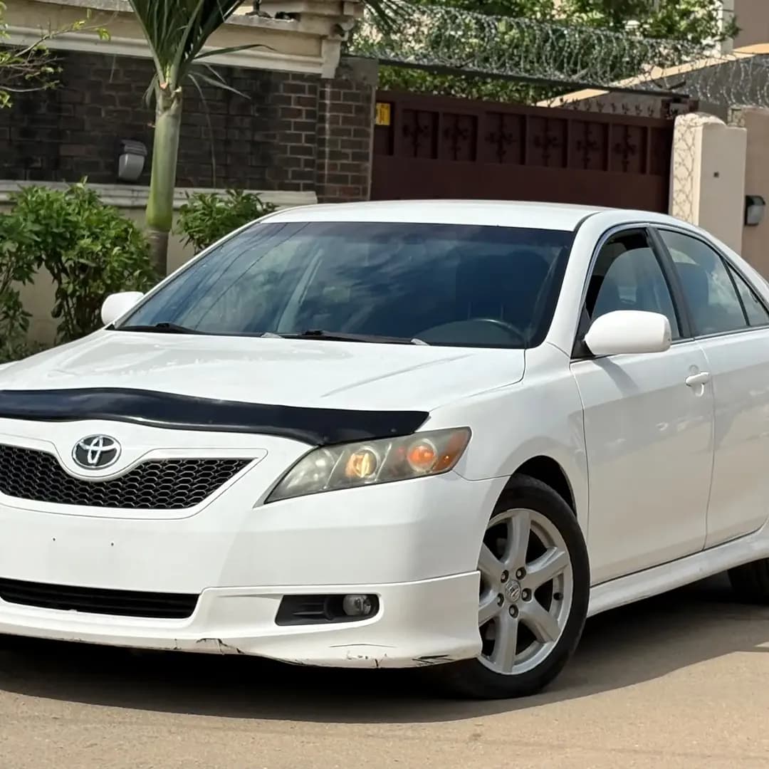 2010 Toyota Camry Sedan — photo 2 of 8