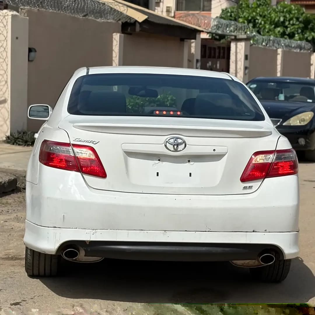 2010 Toyota Camry Sedan — photo 3 of 8