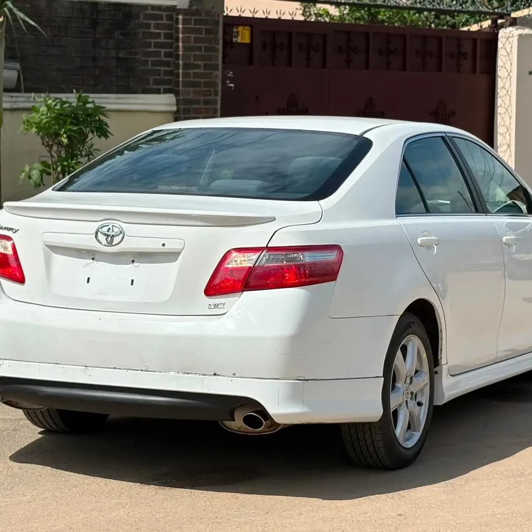 2010 Toyota Camry Sedan — photo 4 of 8