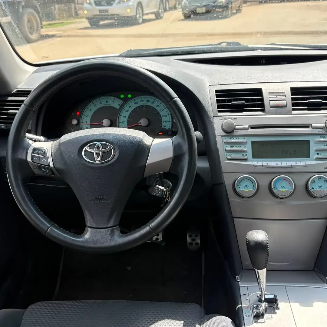 2010 Toyota Camry Sedan — photo 5 of 8