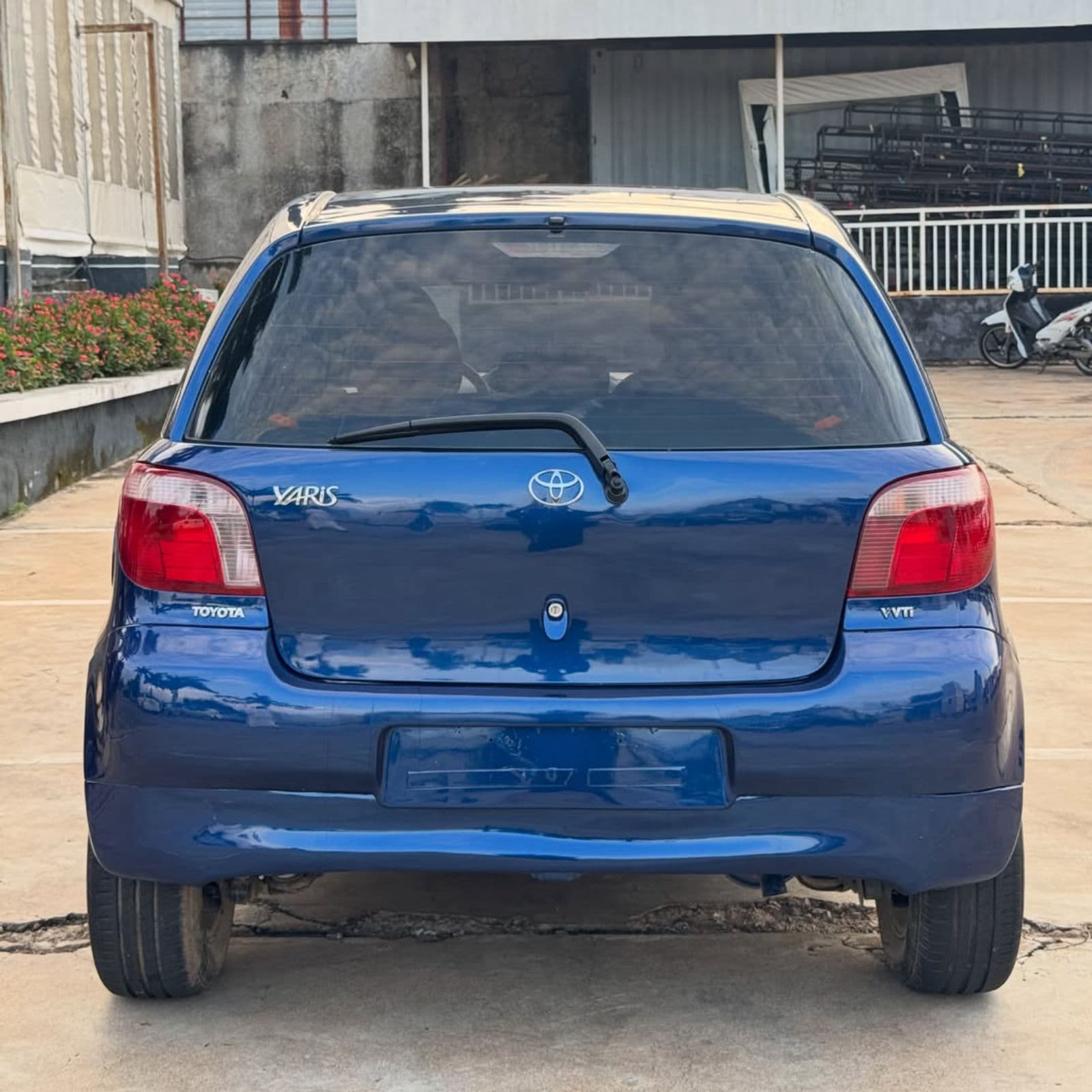 2002 Toyota Yaris Hatchback — photo 7 of 9