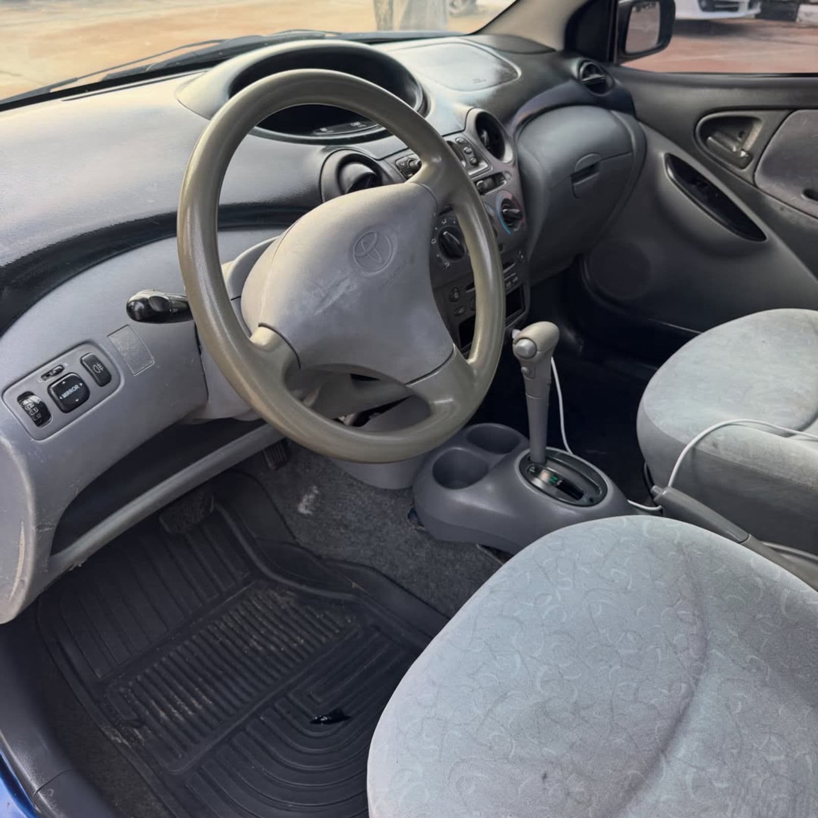 2002 Toyota Yaris Hatchback — photo 9 of 9