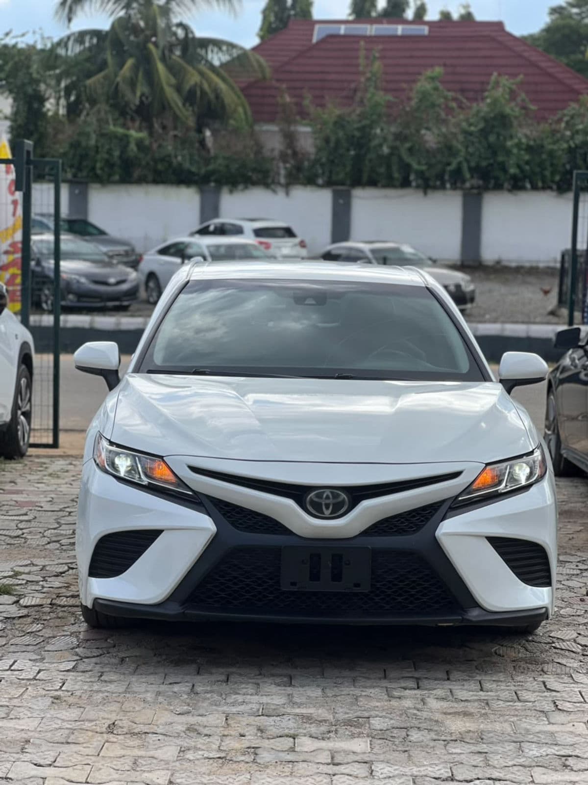 2018 Toyota Camry Sedan — photo 2 of 8