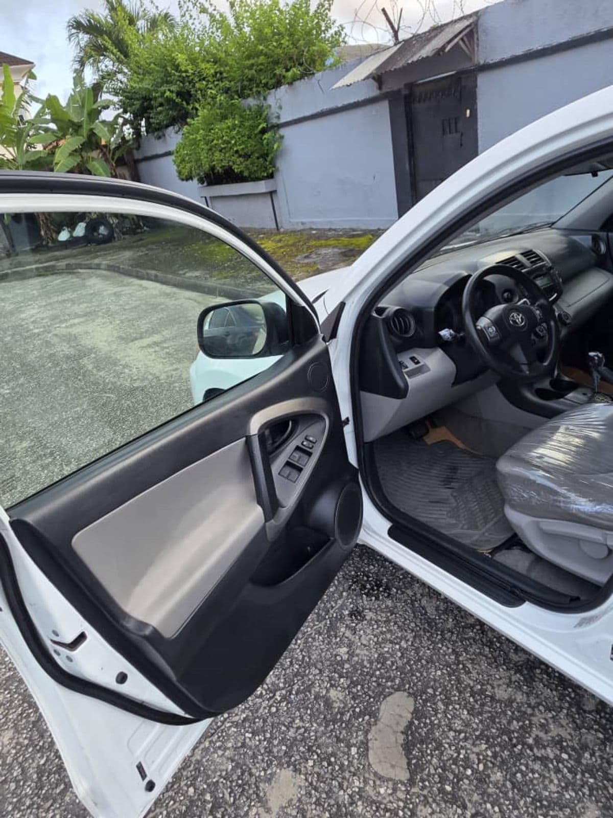 2010 Toyota Rav4 SUV — photo 3 of 10