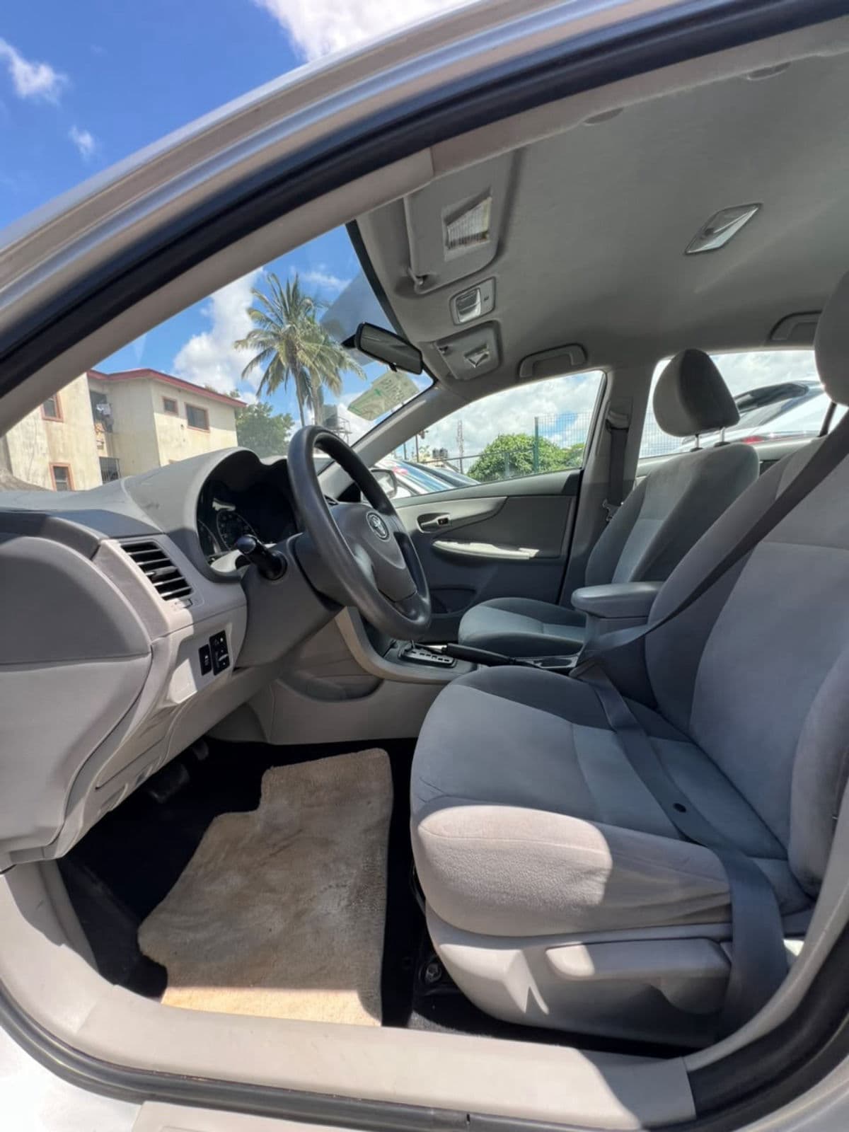 2010 Toyota Corolla Sedan — photo 4 of 7