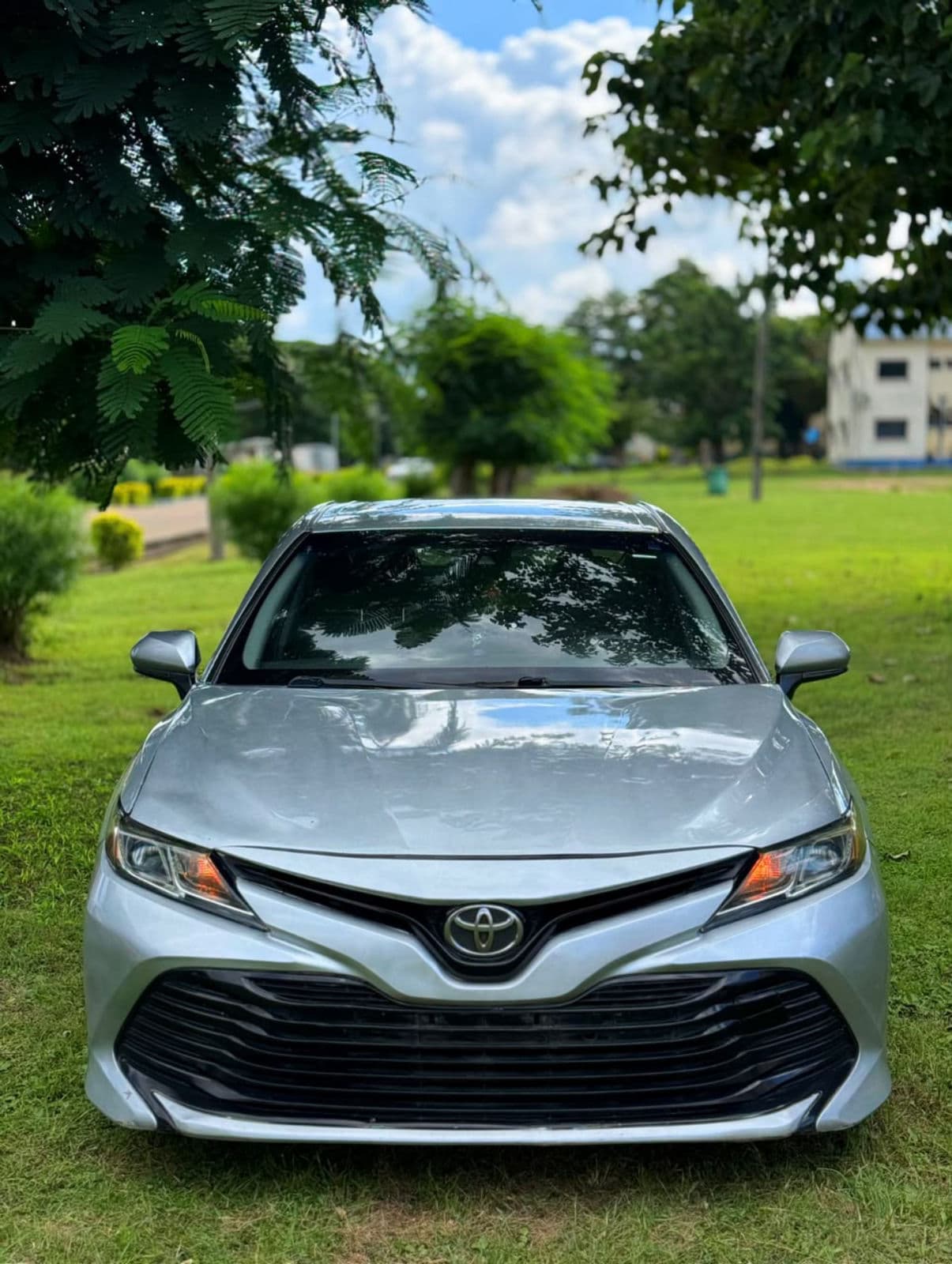 2018 Toyota Camry Sedan — photo 2 of 8