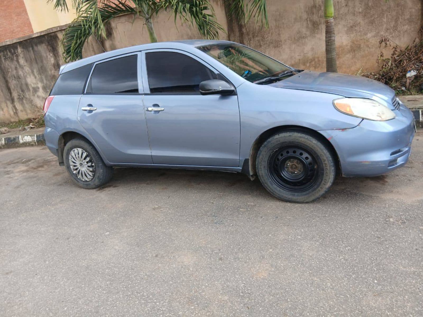 2004 Toyota Matrix Hatchback — photo 2 of 7