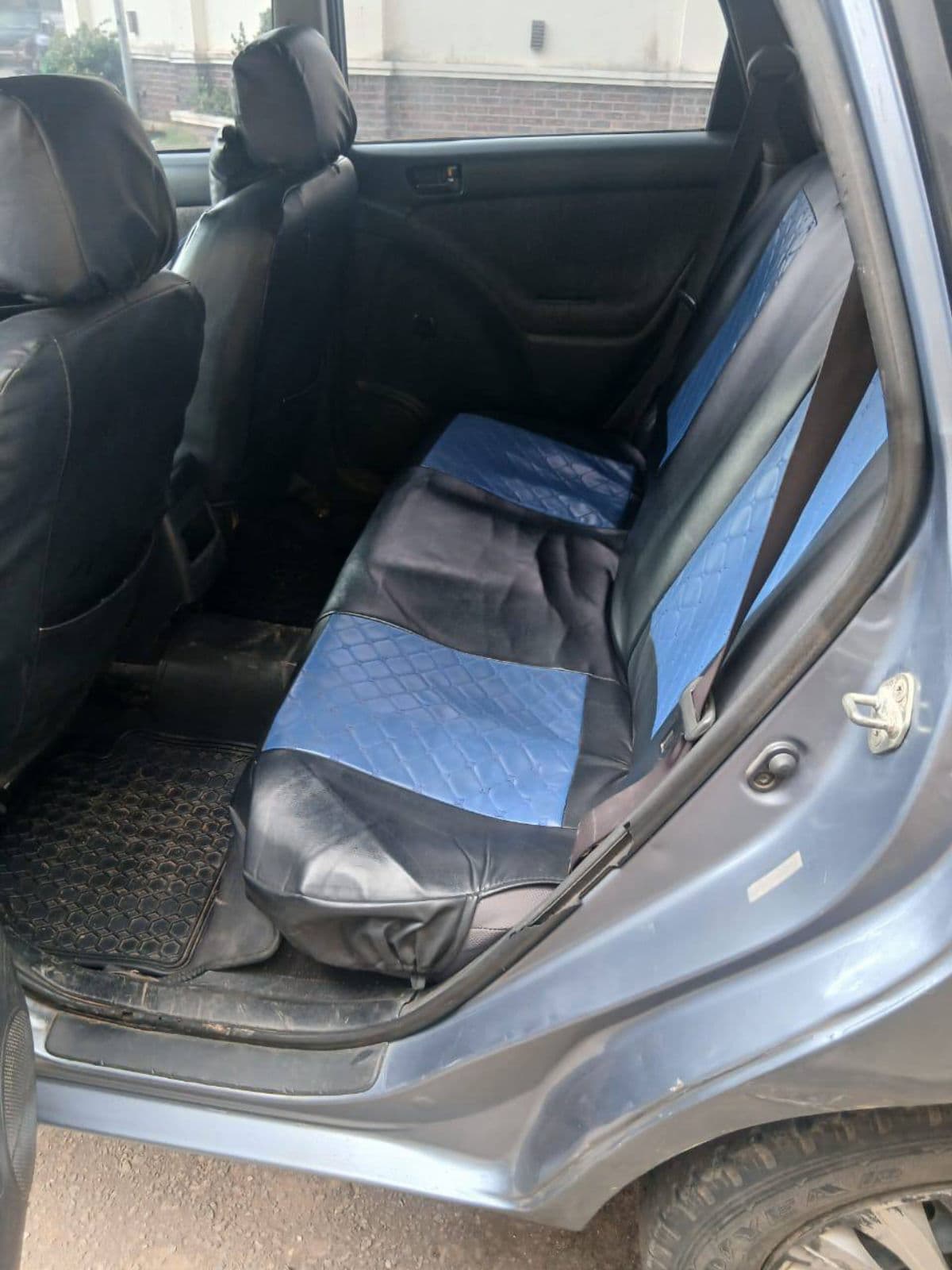 2004 Toyota Matrix Hatchback — photo 4 of 7