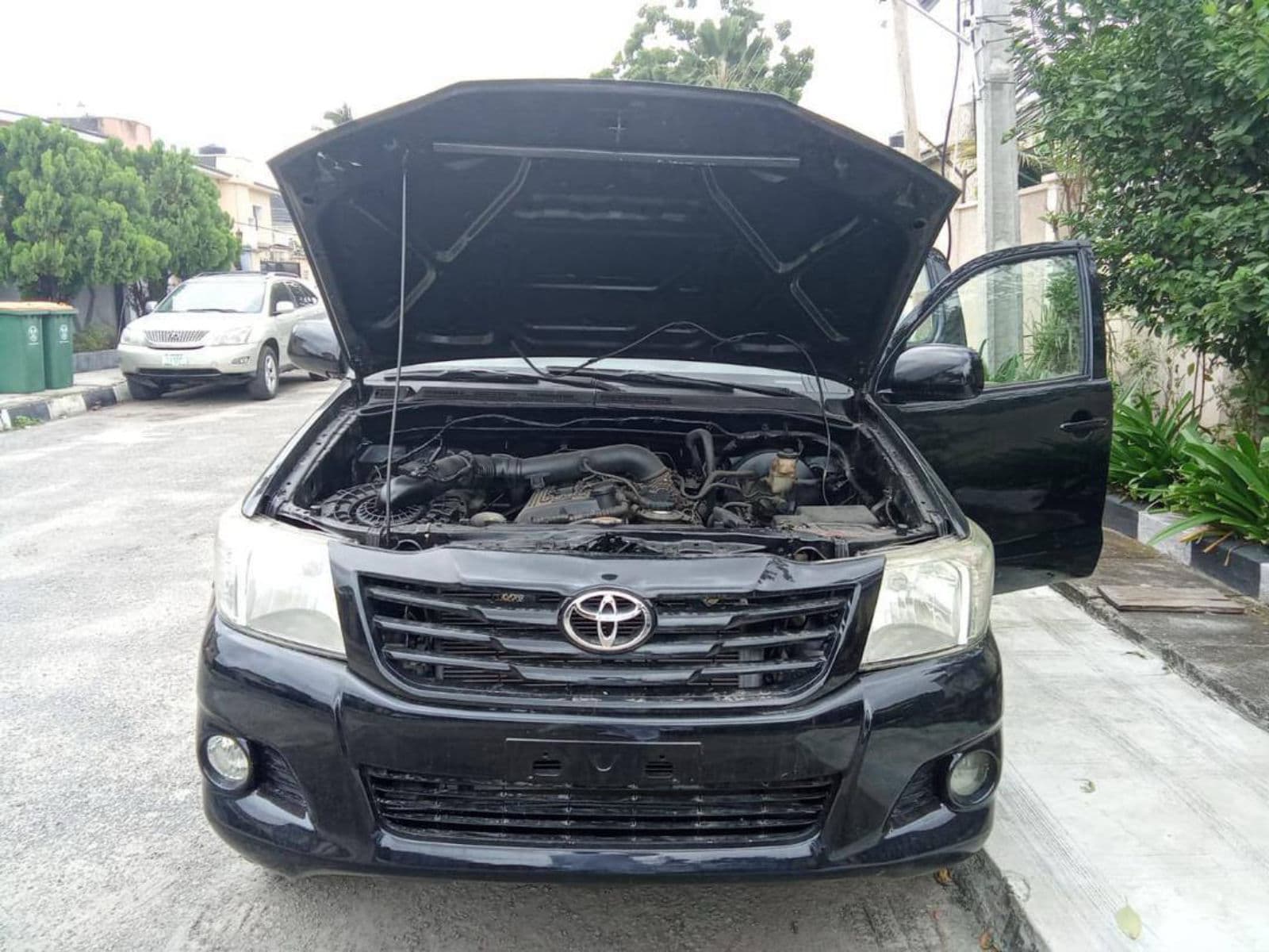 2014 Toyota HILUX Pickup — photo 2 of 9