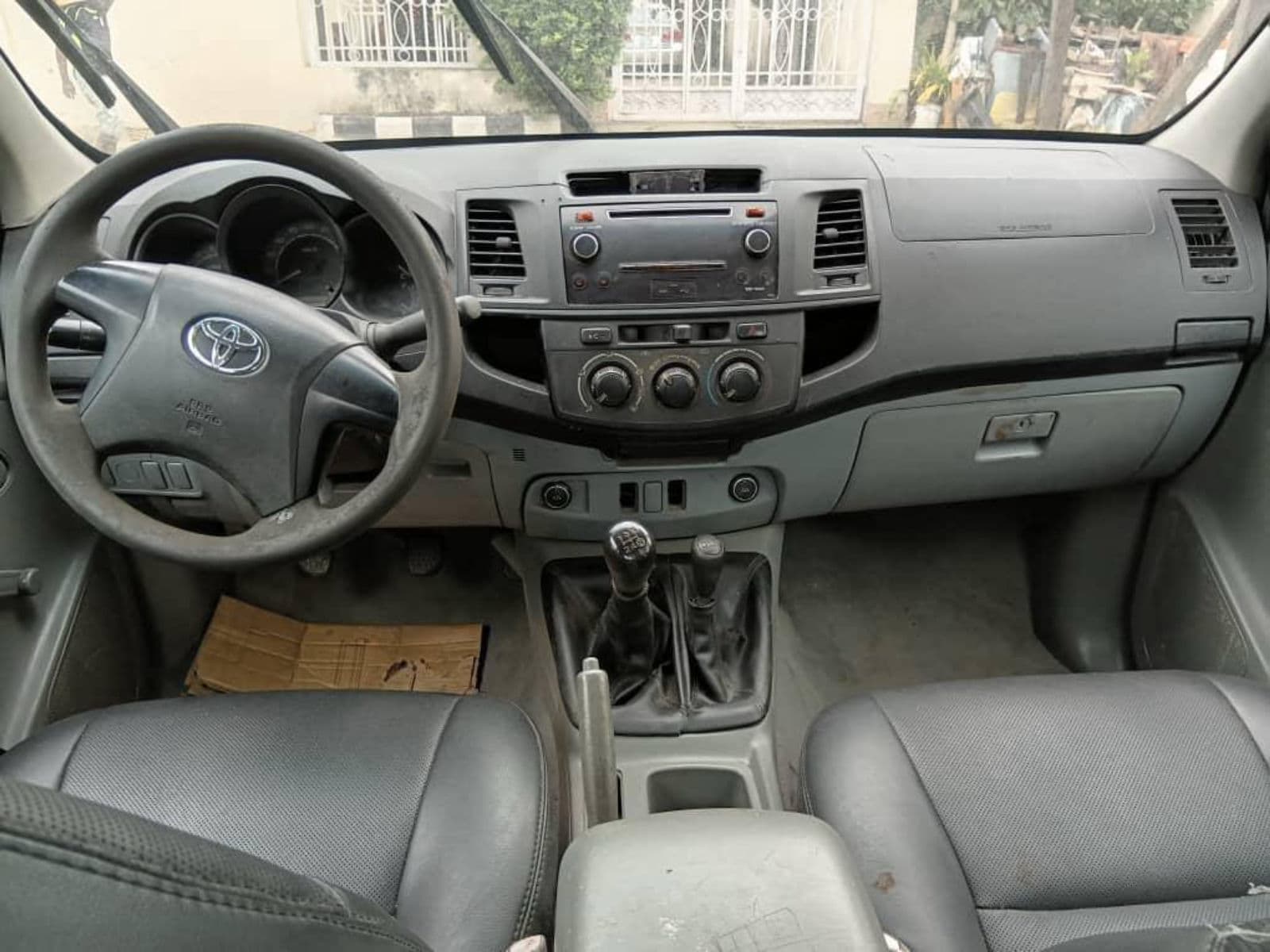 2014 Toyota HILUX Pickup — photo 3 of 9
