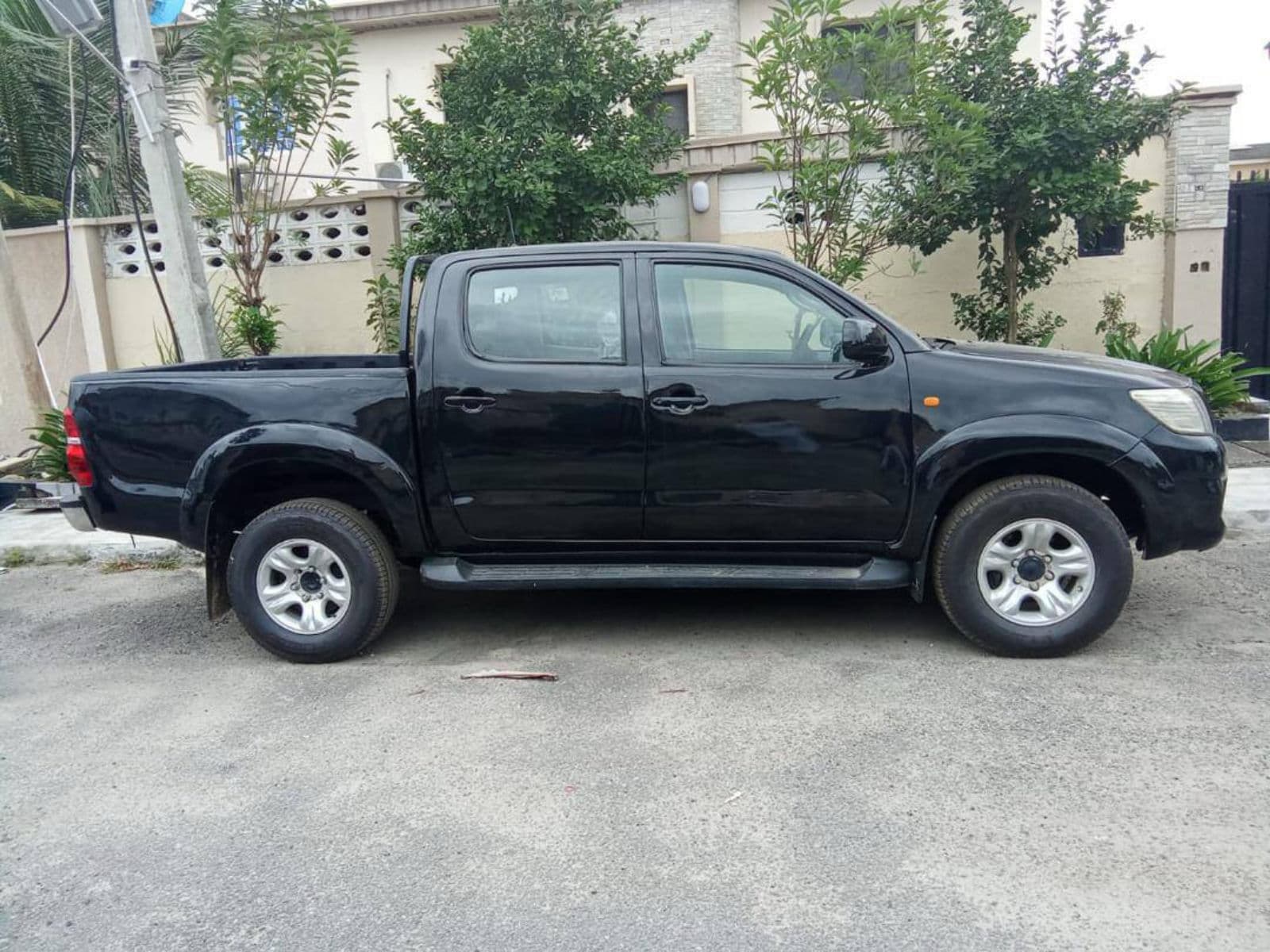 2014 Toyota HILUX Pickup — photo 5 of 9