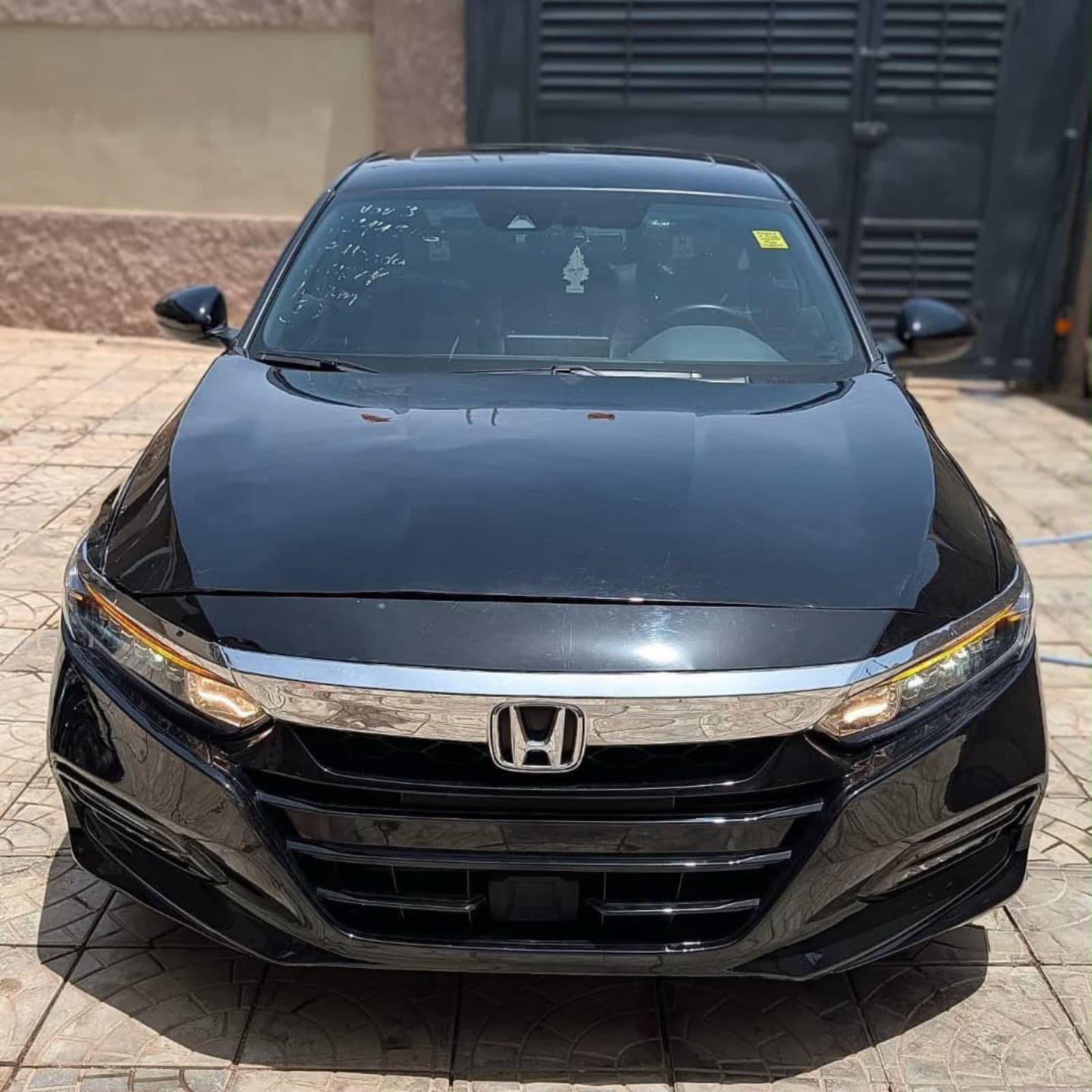 2019 Honda Accord Sedan — photo 2 of 9