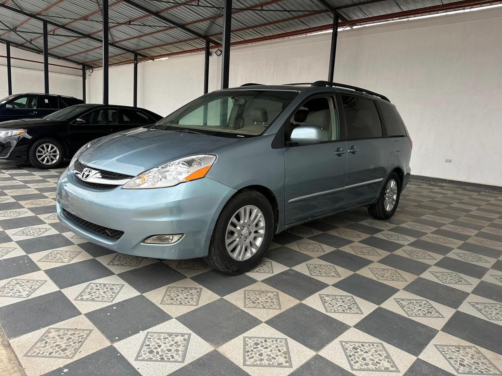2005 Toyota Sienna Bus — photo 3 of 11