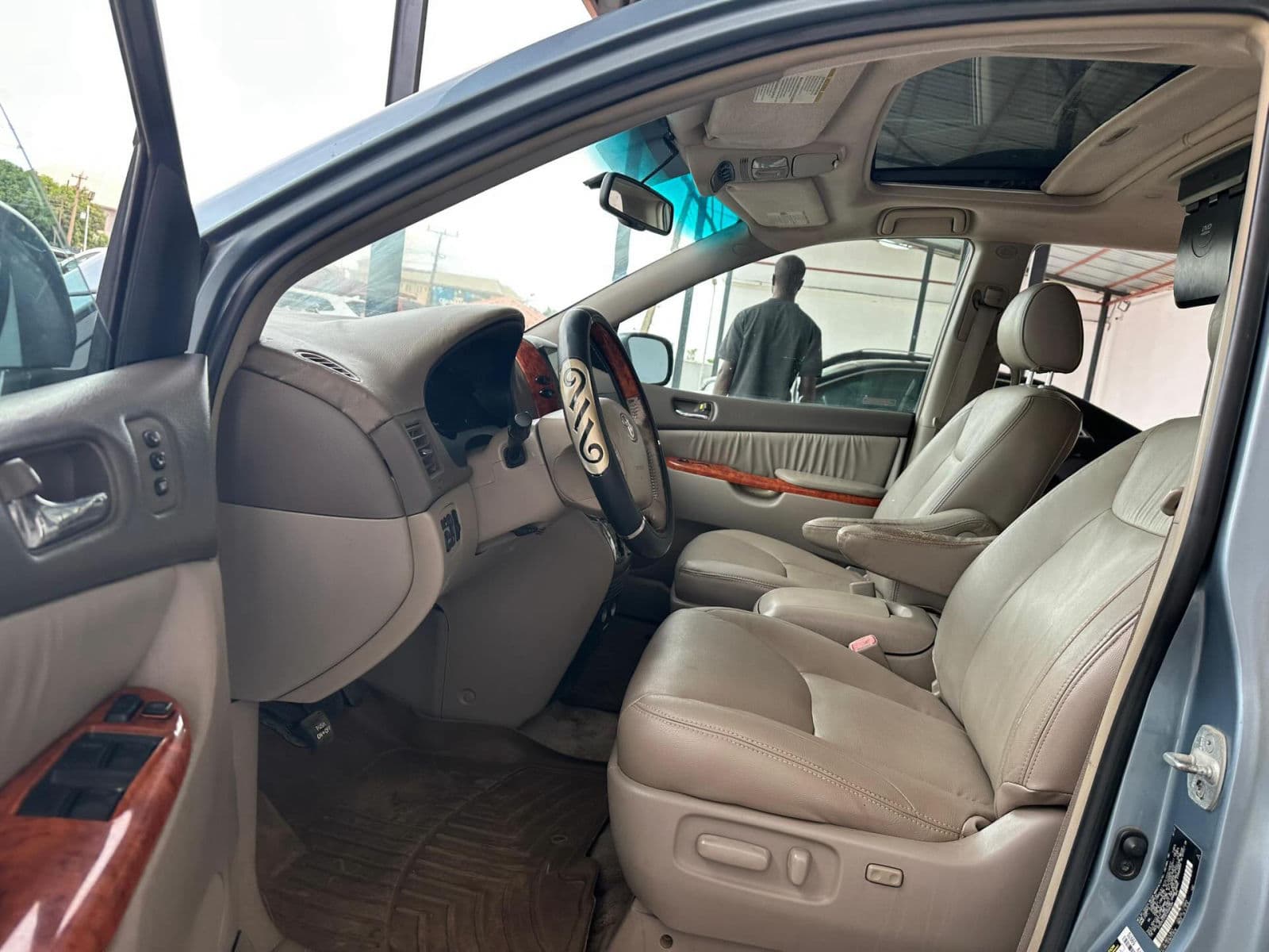 2005 Toyota Sienna Bus — photo 6 of 11