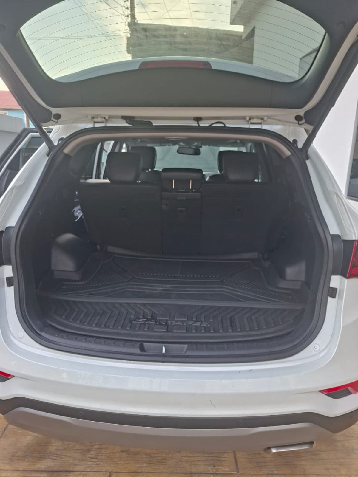 2017 Hyundai Santa-fe SUV — photo 6 of 10