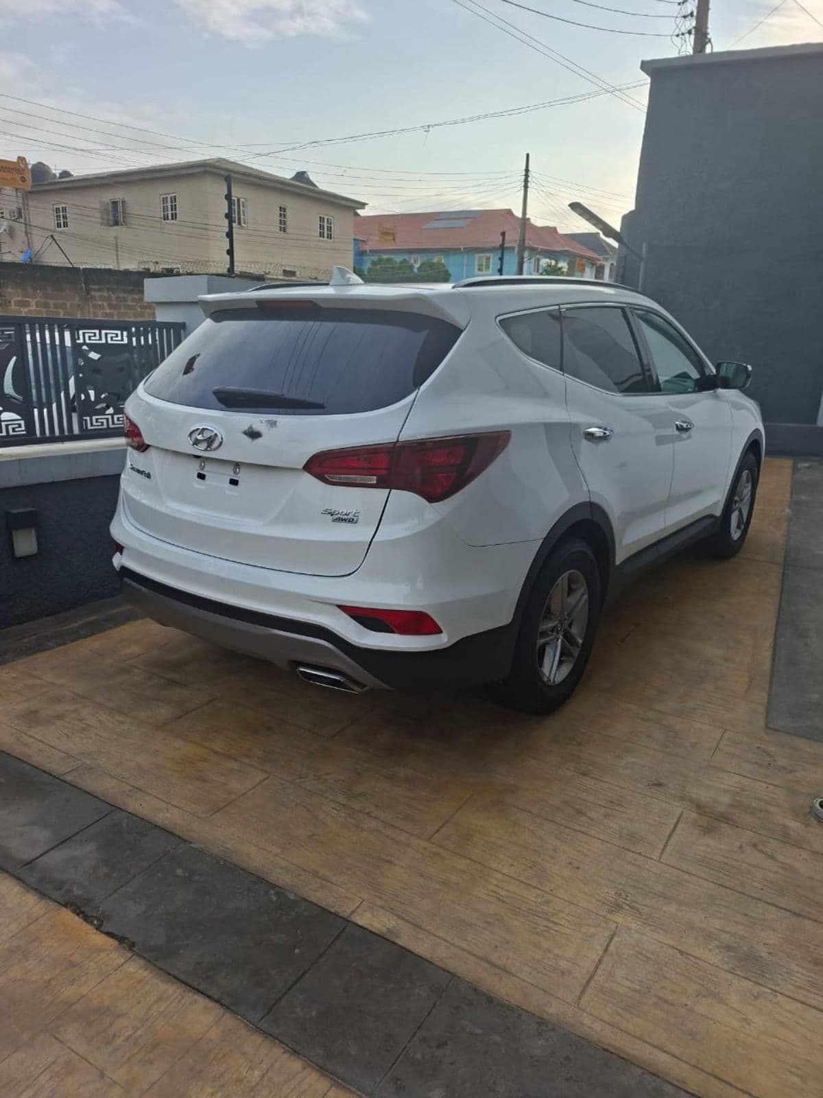 2017 Hyundai Santa-fe SUV — photo 9 of 10