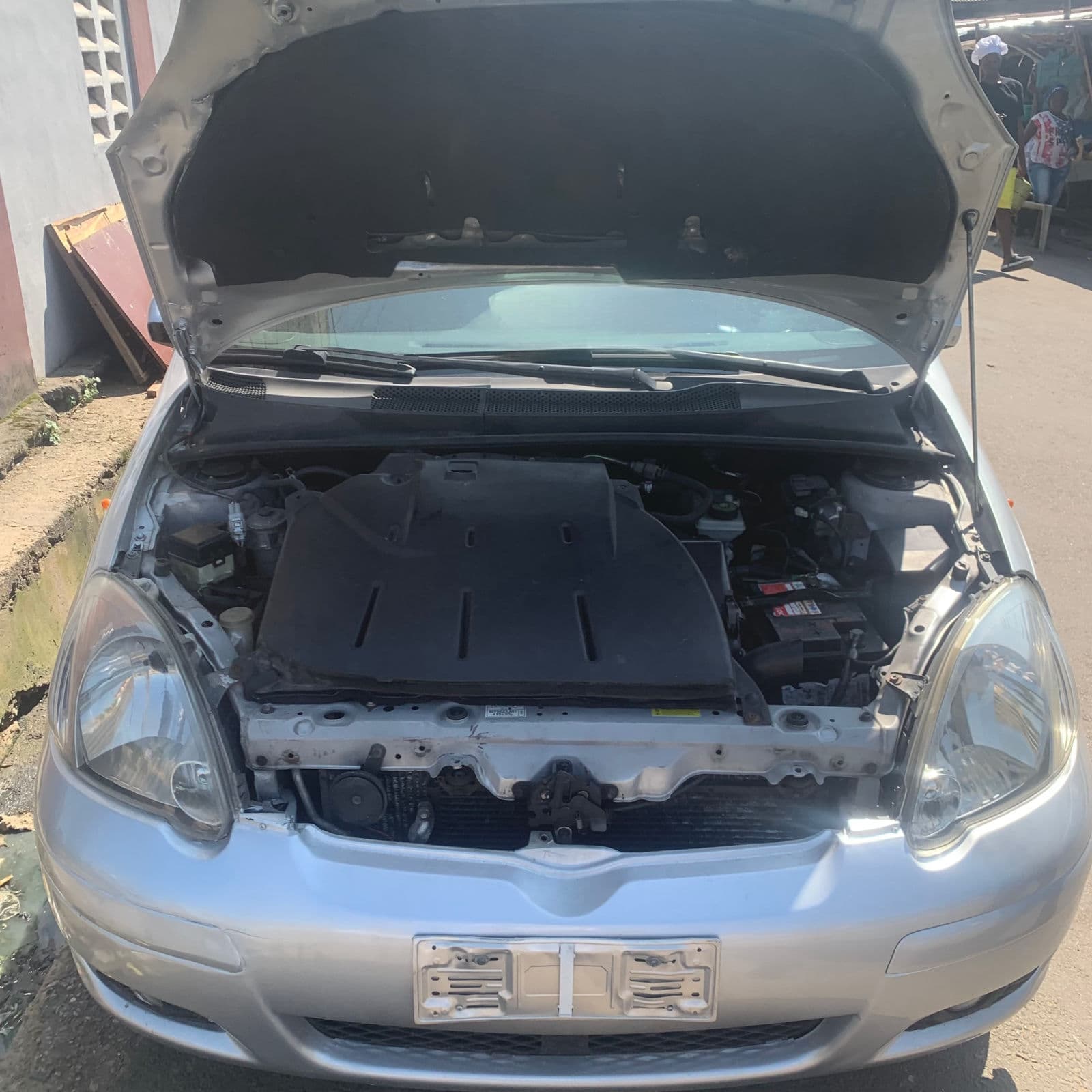 2005 Toyota Yaris Sedan — photo 2 of 11