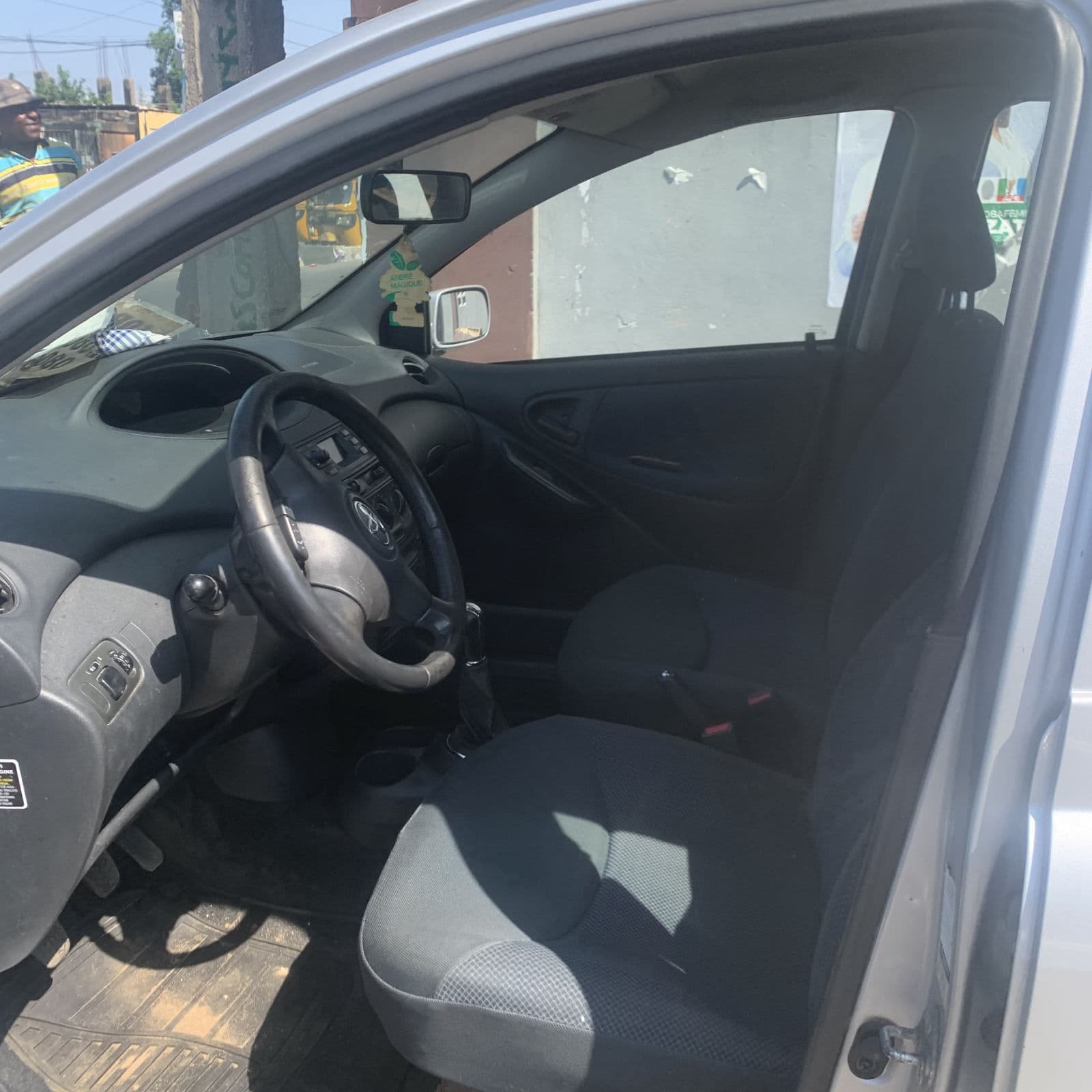 2005 Toyota Yaris Sedan — photo 3 of 11