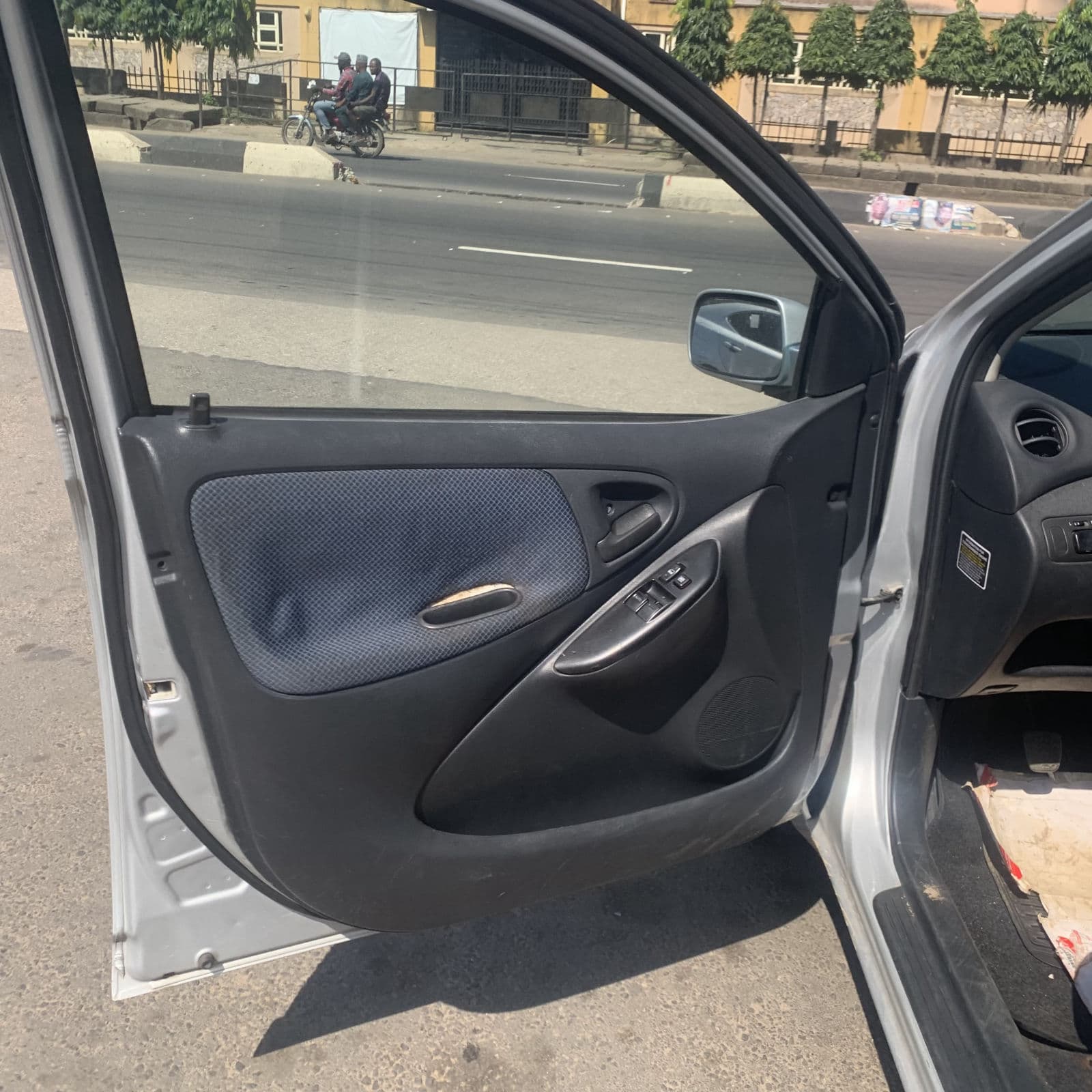 2005 Toyota Yaris Sedan — photo 4 of 11