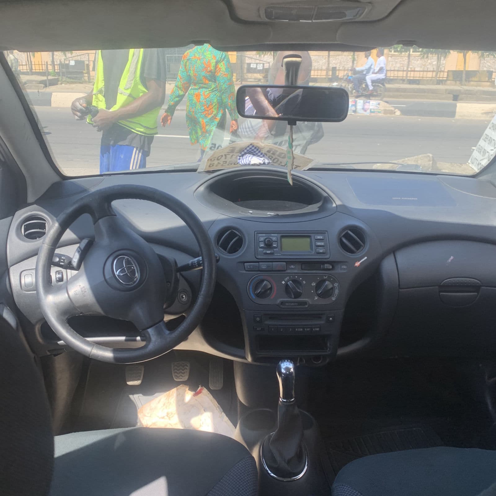 2005 Toyota Yaris Sedan — photo 7 of 11