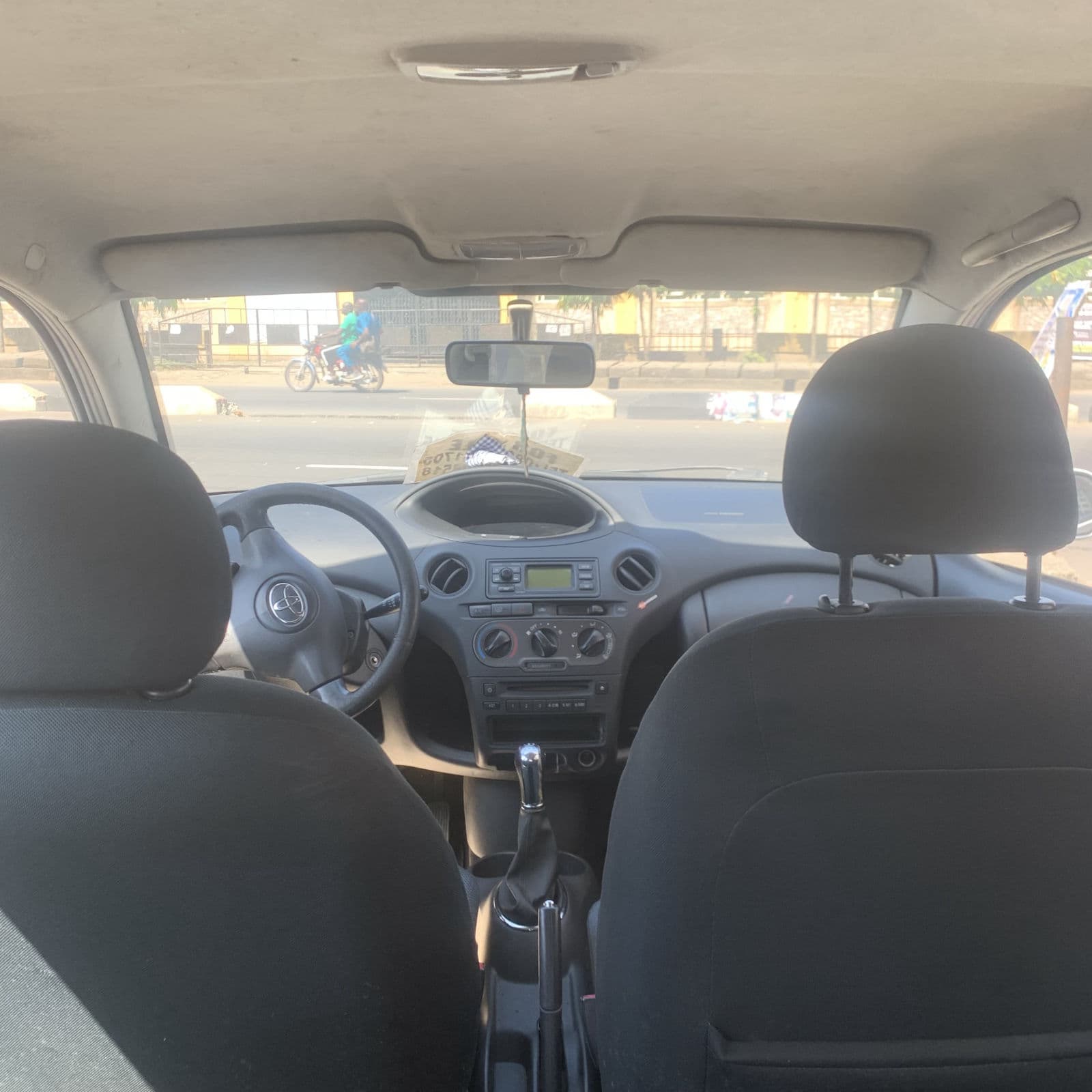 2005 Toyota Yaris Sedan — photo 8 of 11
