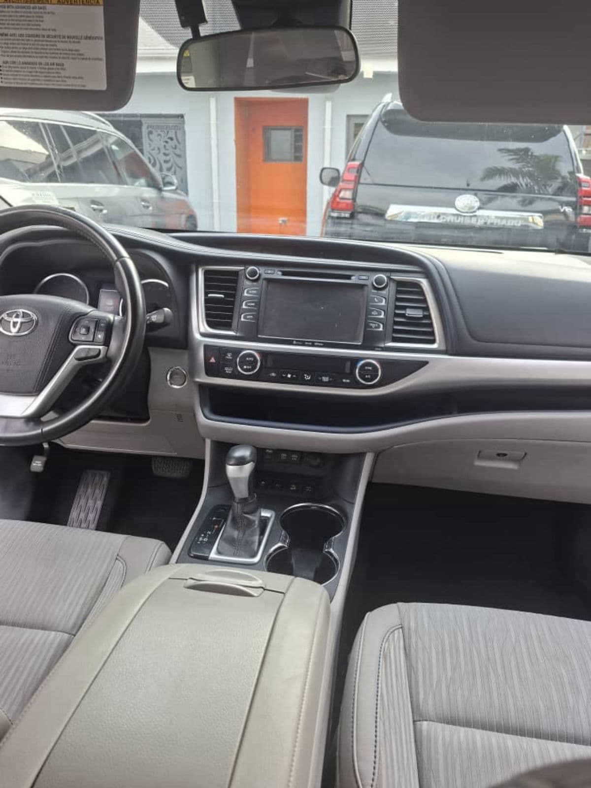 2017 Toyota Highlander SUV — photo 2 of 10
