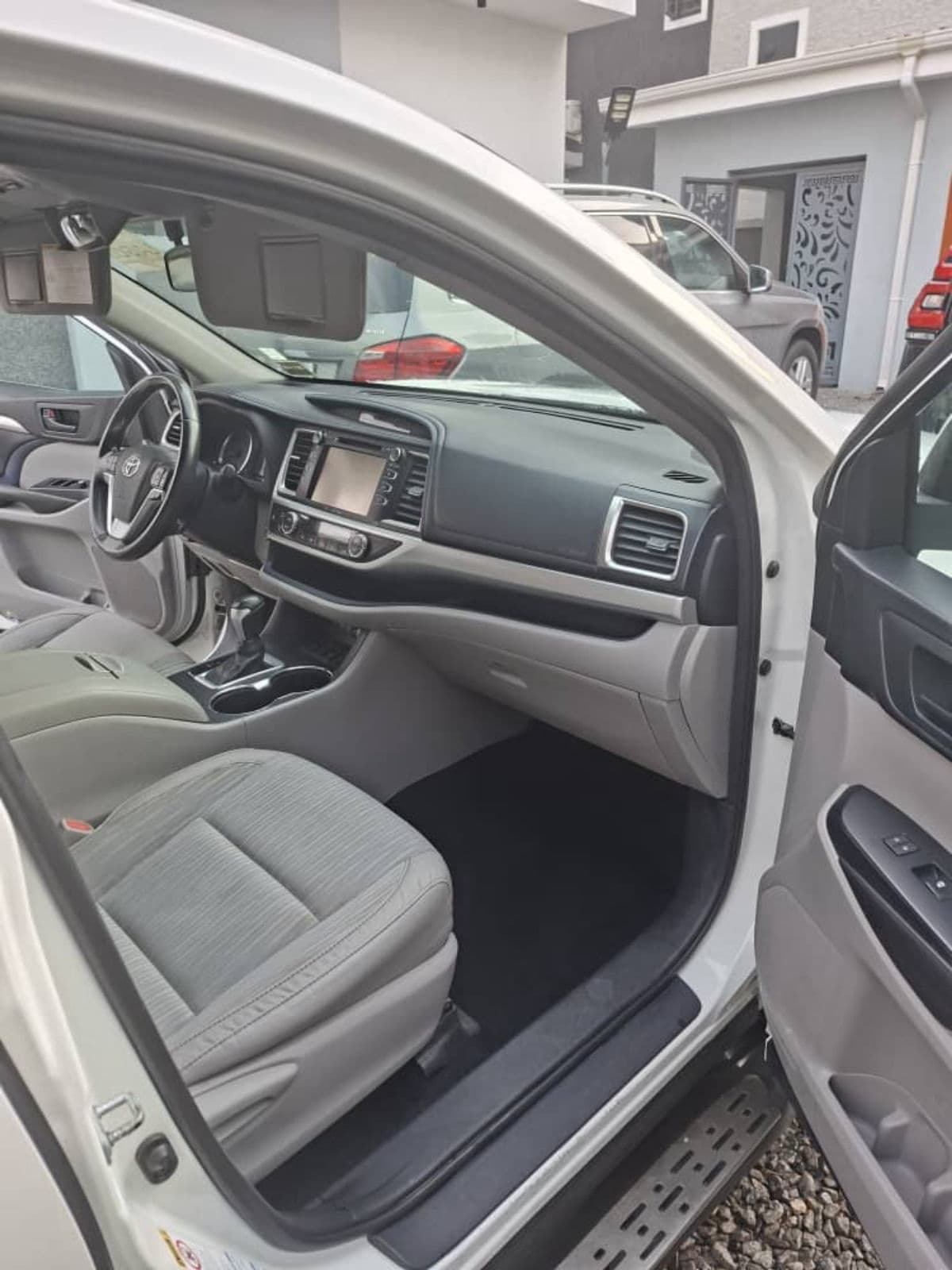 2017 Toyota Highlander SUV — photo 3 of 10