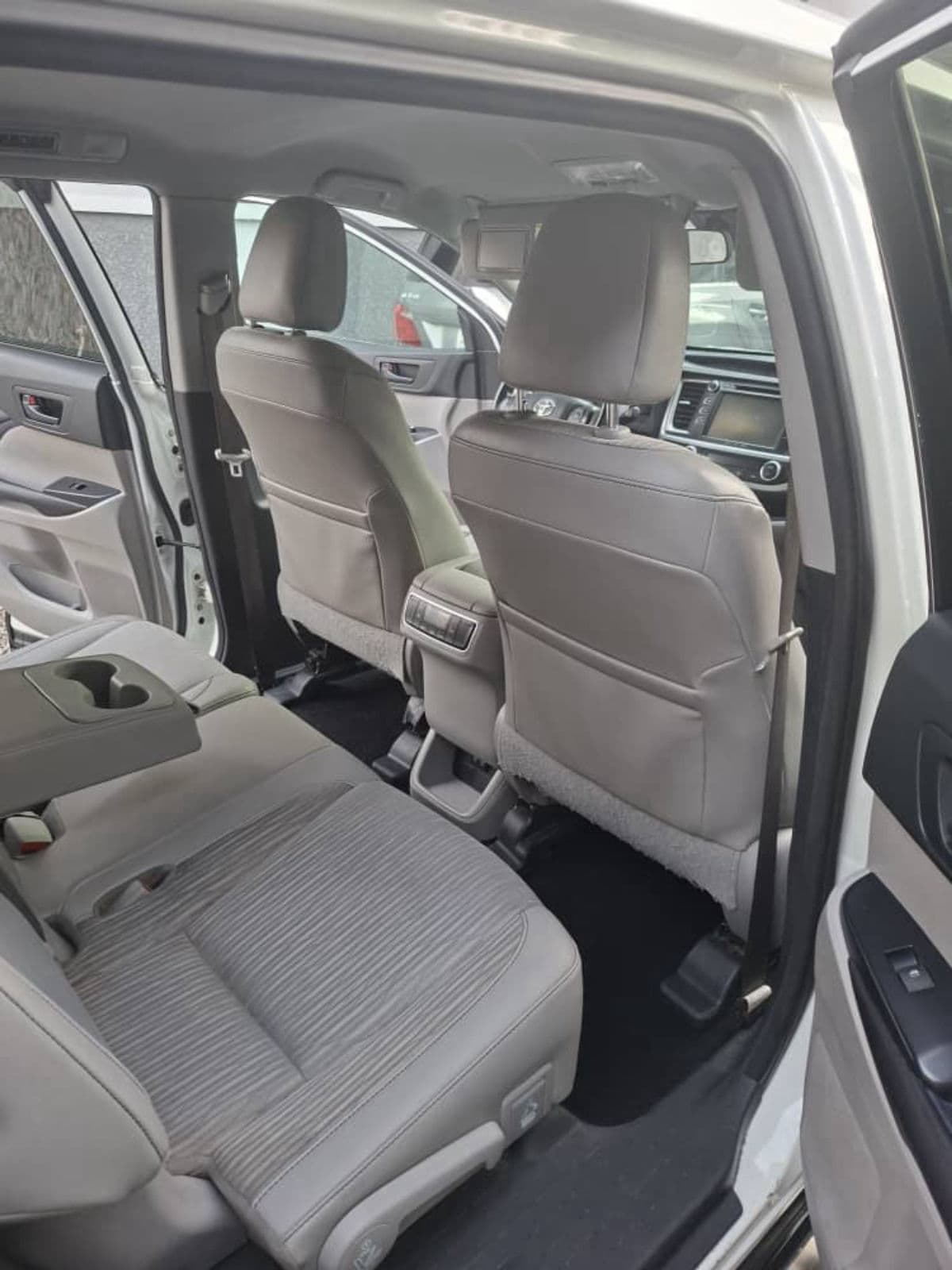 2017 Toyota Highlander SUV — photo 5 of 10