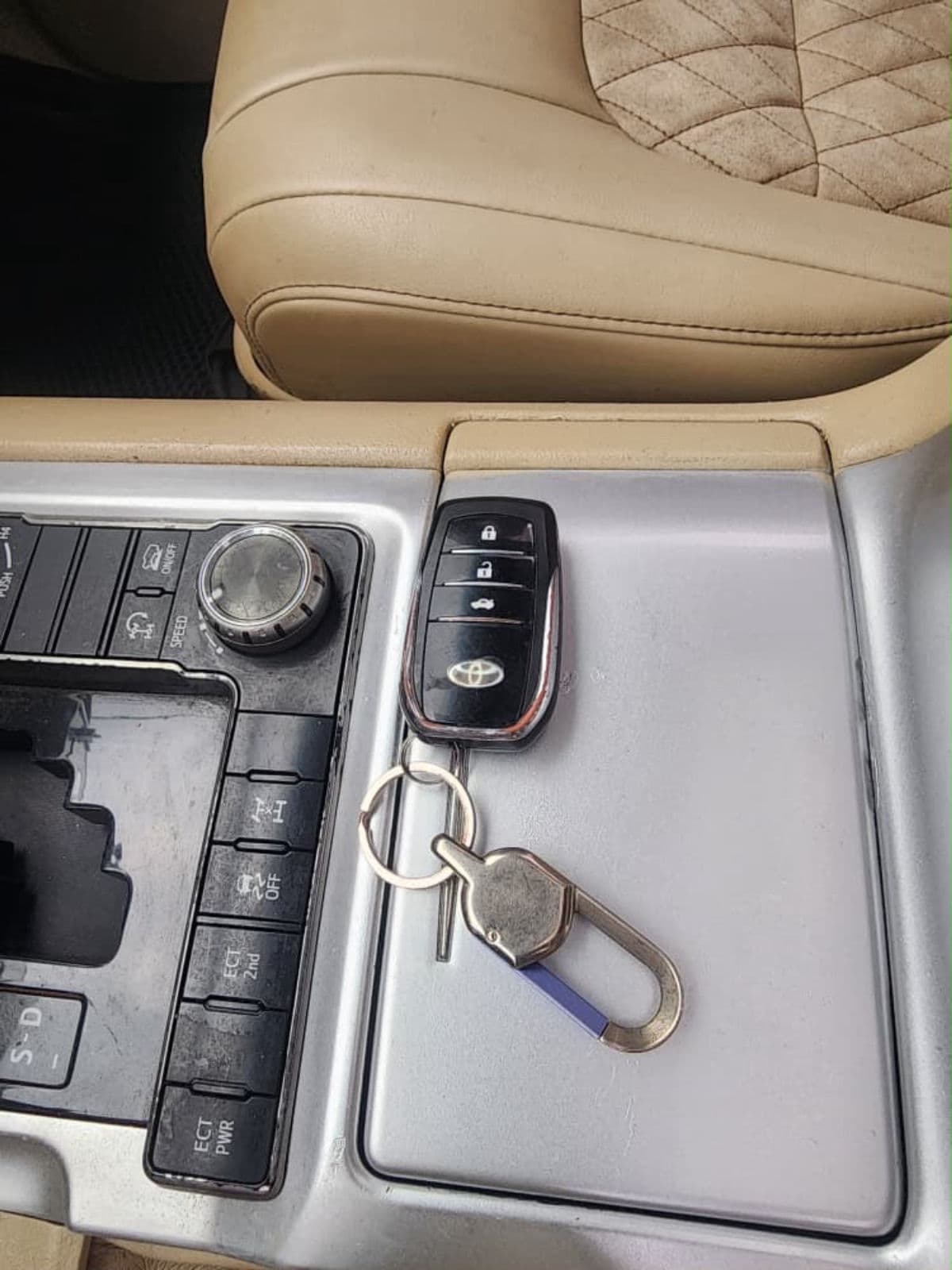 2019 Toyota Land Cruiser SUV — photo 3 of 8