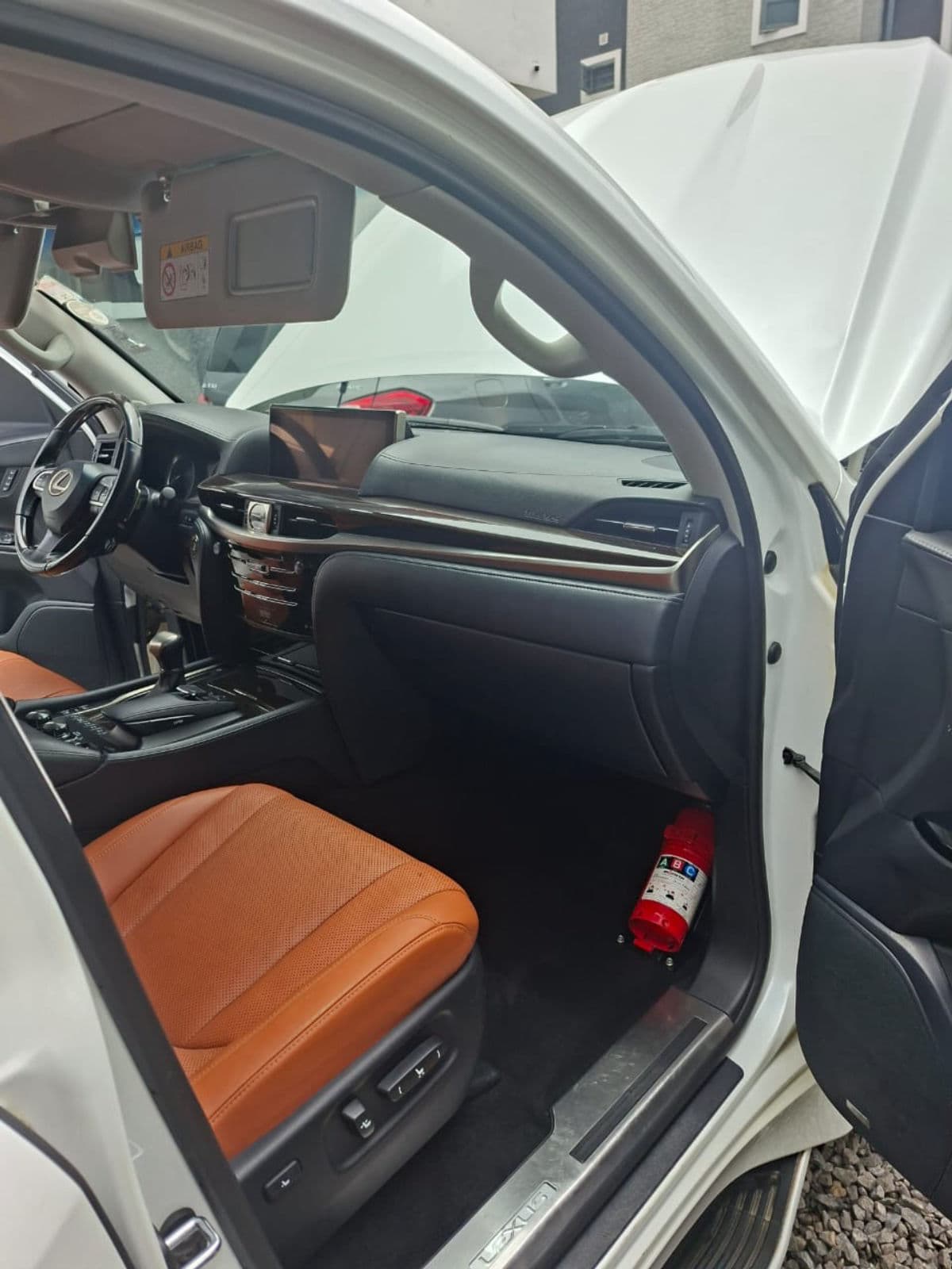 2020 Lexus LX SUV — photo 3 of 10
