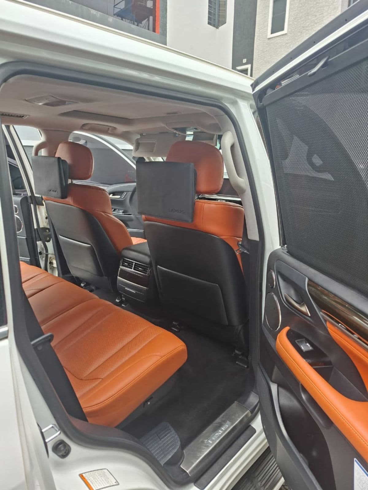 2020 Lexus LX SUV — photo 4 of 10