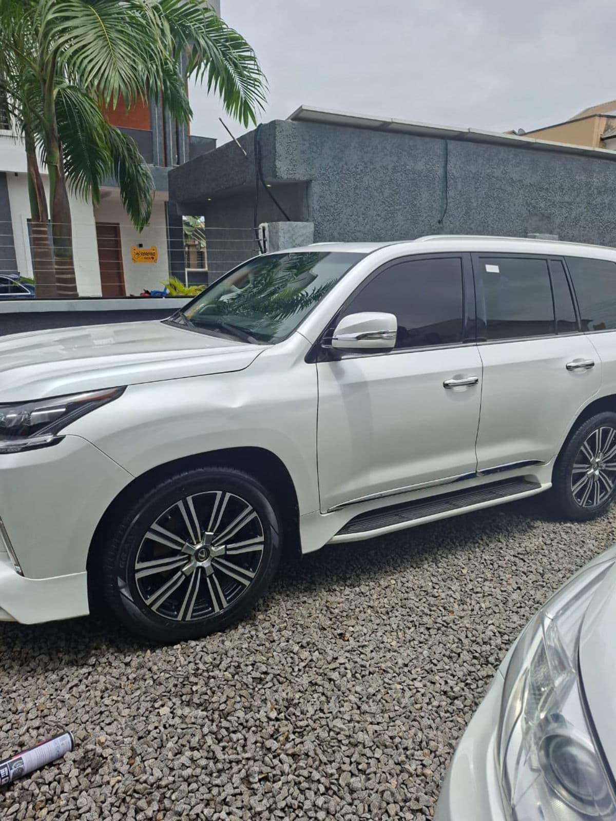 2020 Lexus LX SUV — photo 8 of 10