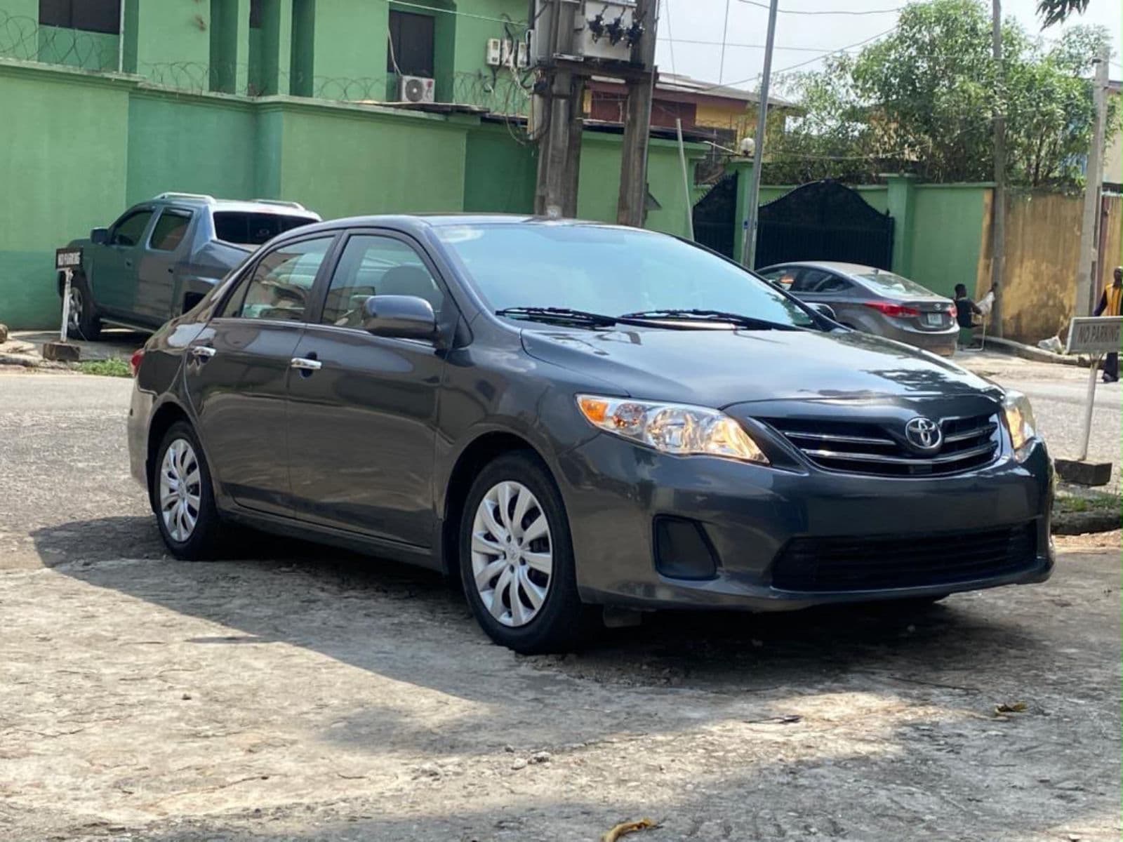 2013 Toyota Corolla Sedan — photo 2 of 11