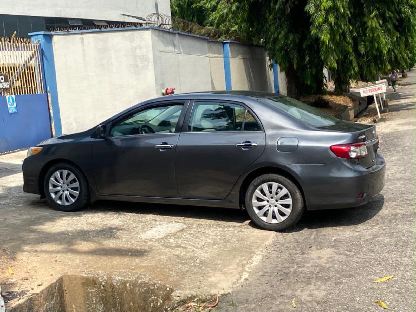 2013 Toyota Corolla Sedan — photo 6 of 11