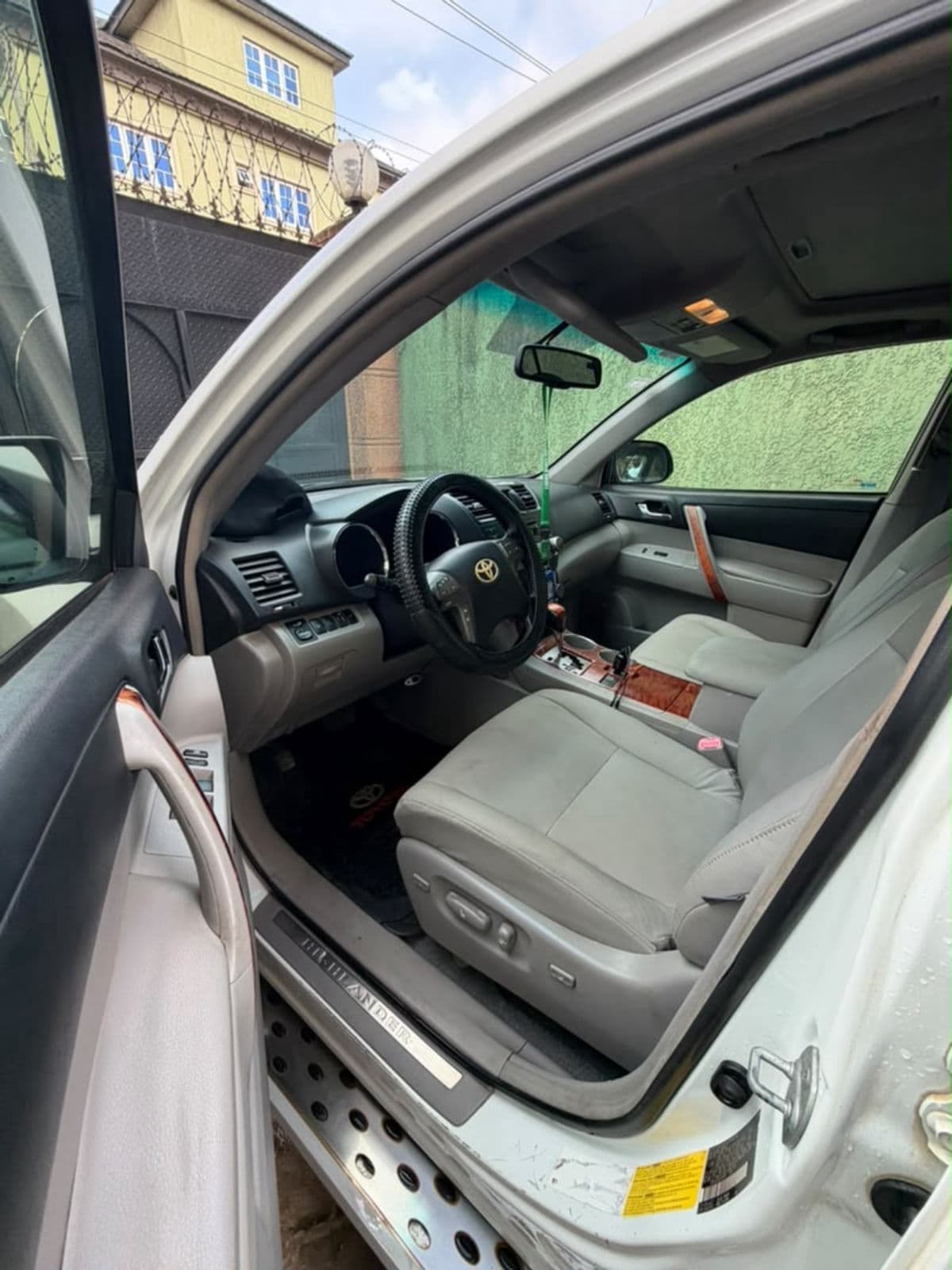 2009 Toyota Highlander SUV — photo 2 of 10