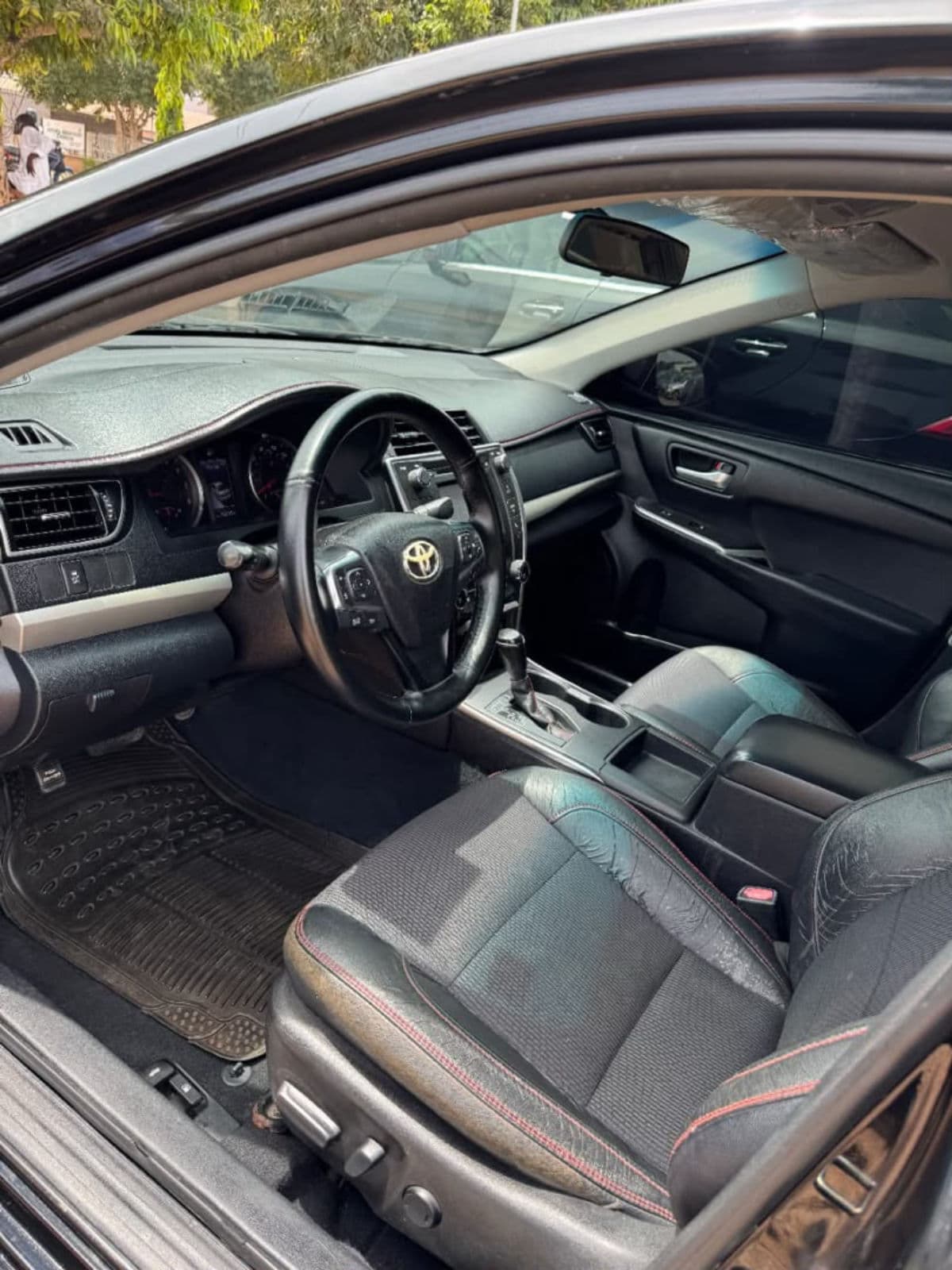 2016 Toyota Camry Sedan — photo 2 of 7