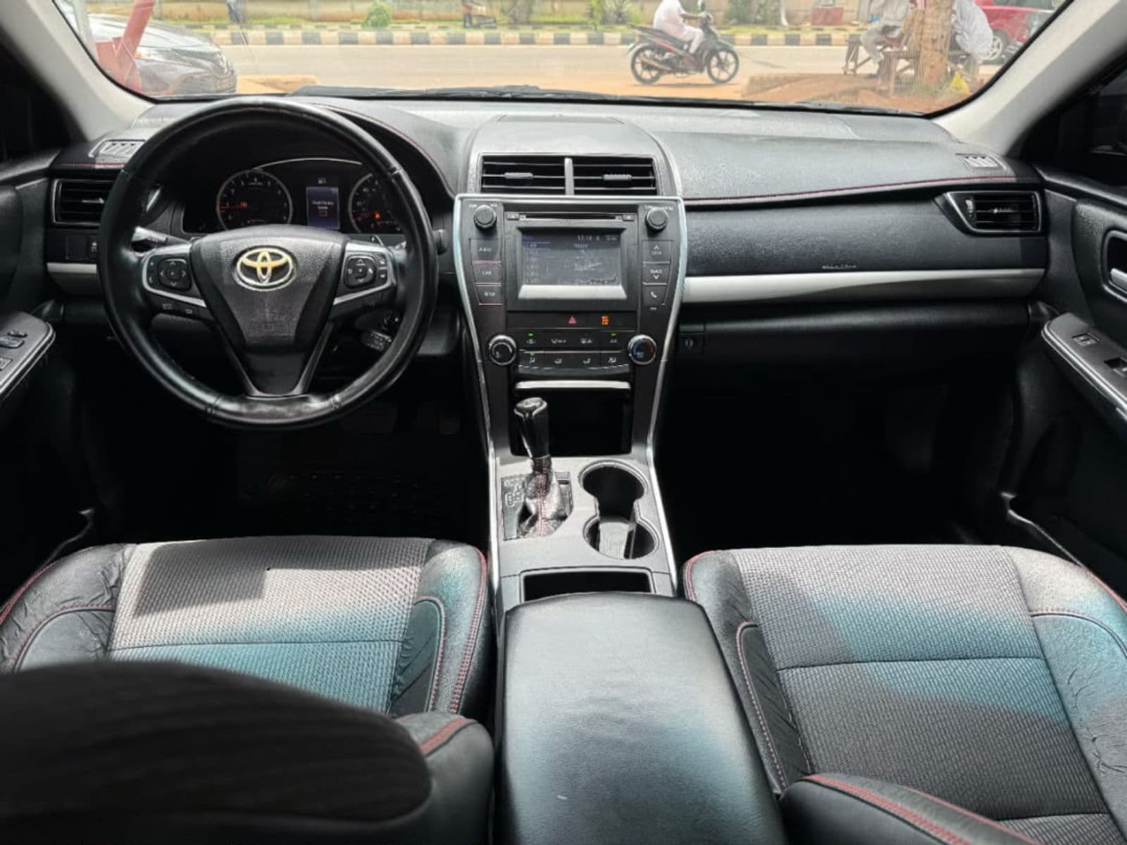 2016 Toyota Camry Sedan — photo 3 of 7