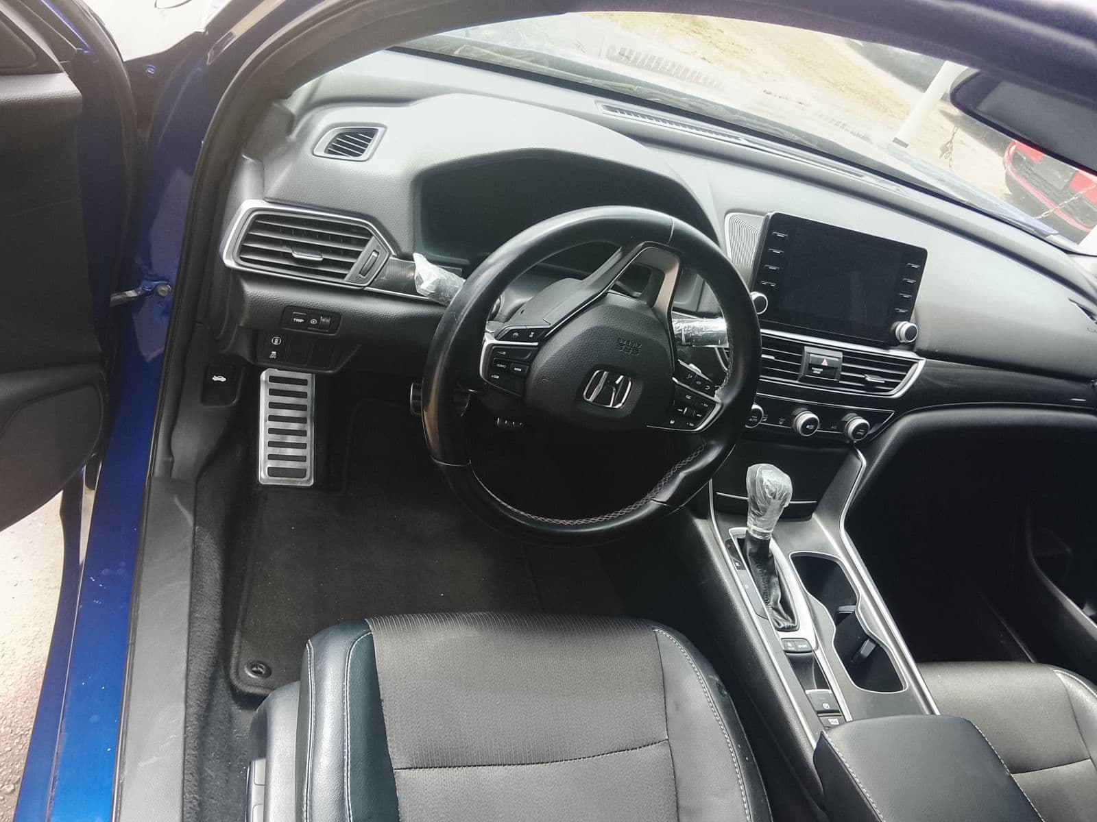 2018 Honda Accord Sedan — photo 3 of 11