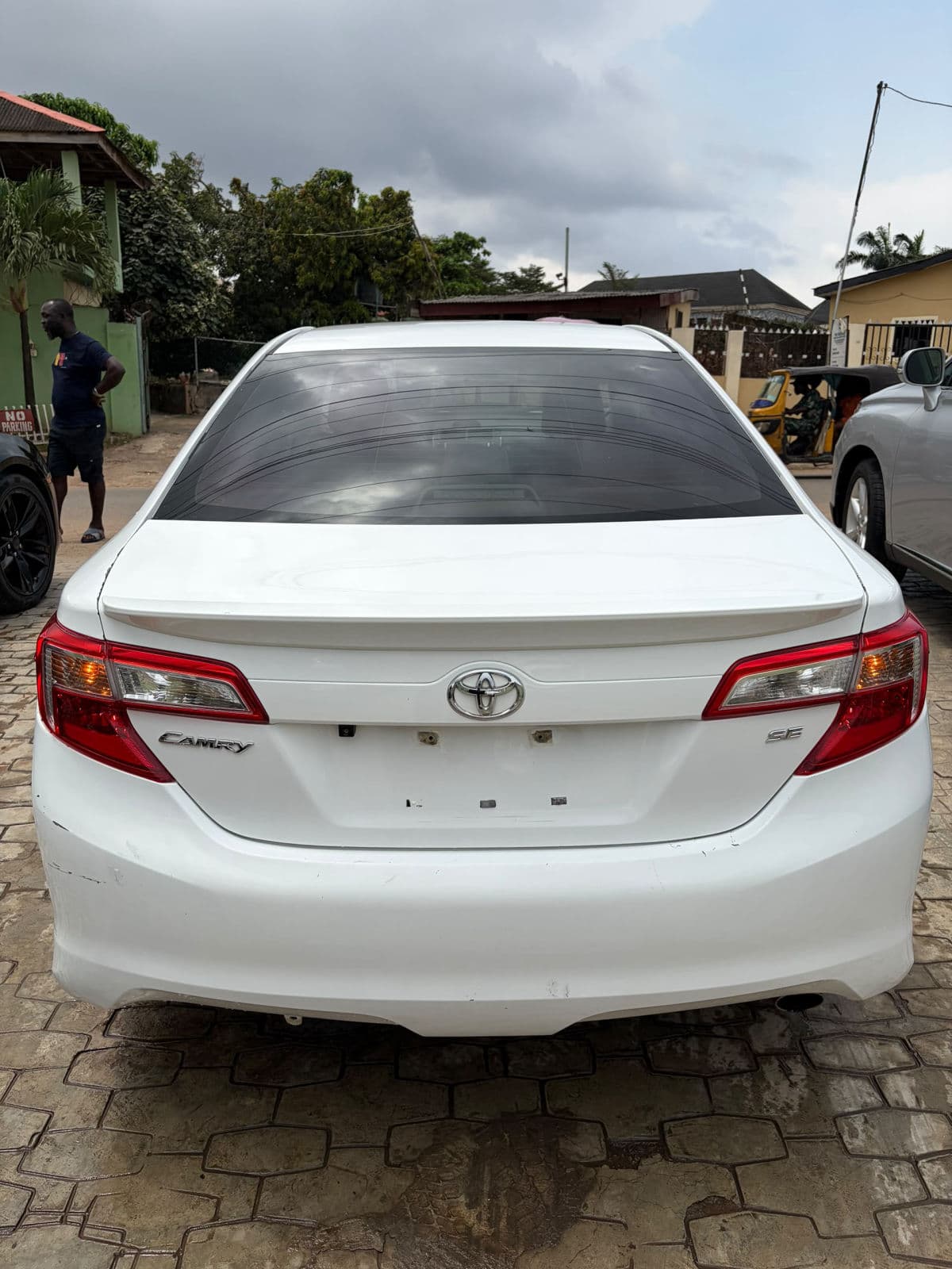 2013 Toyota Camry Sedan — photo 2 of 9