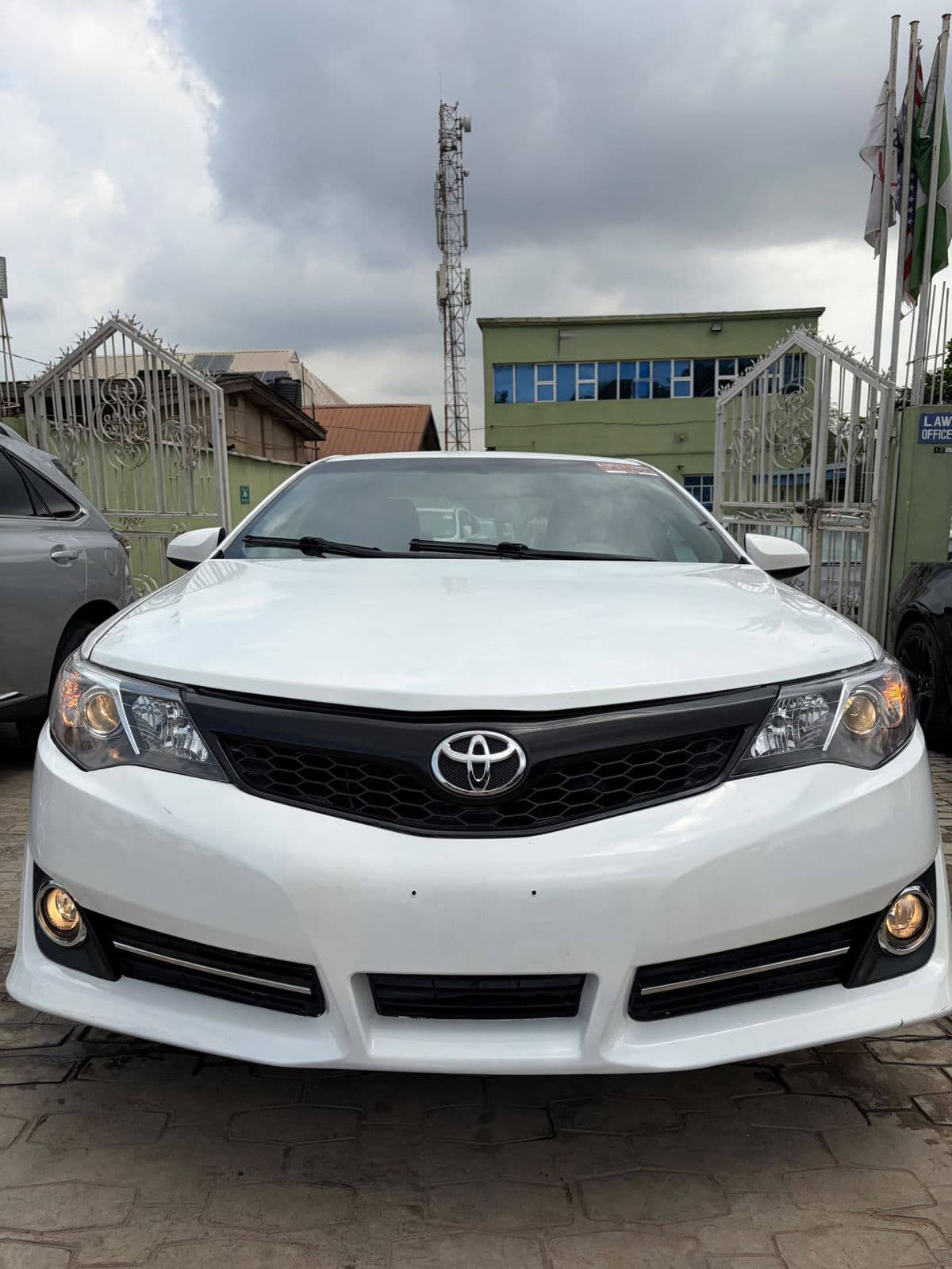 2013 Toyota Camry Sedan — photo 4 of 9